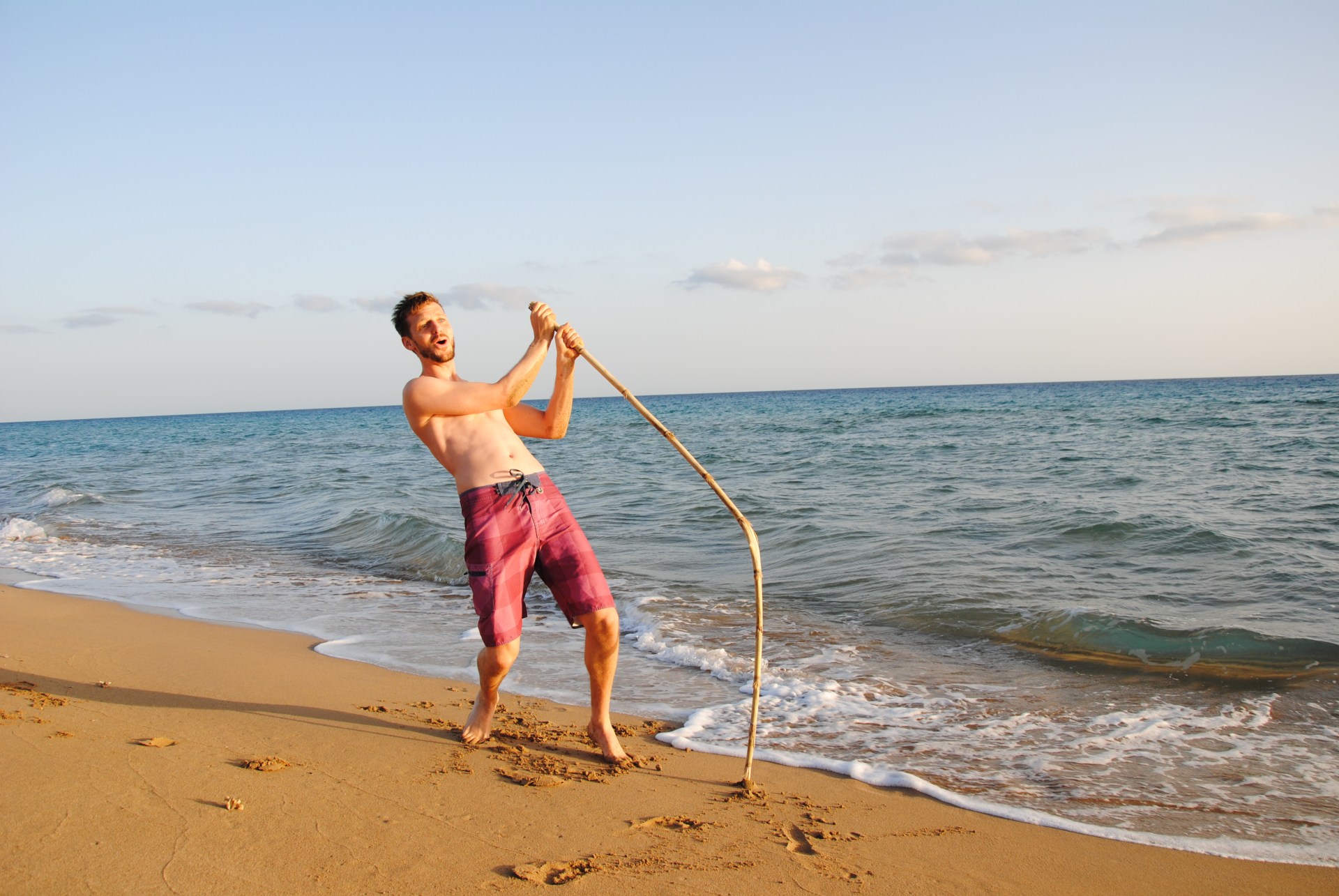 Sebastian miemt einen Stabhochspringer am Strand