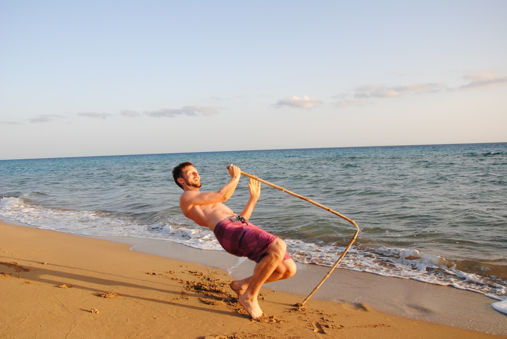 Sebastian fällt auf den Strand, da der Stock gebrochen ist