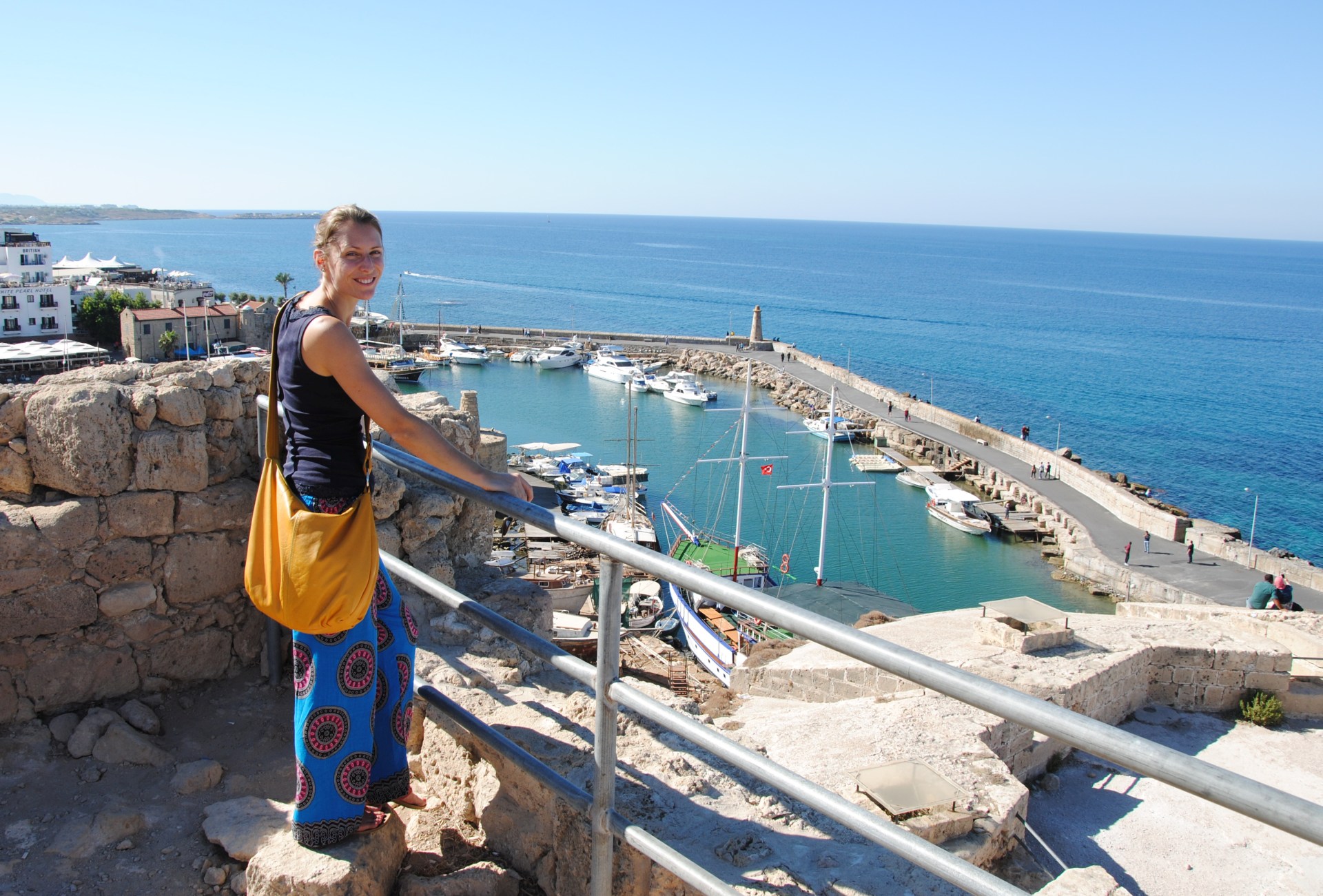 Leo vor dem Hafen von Girne