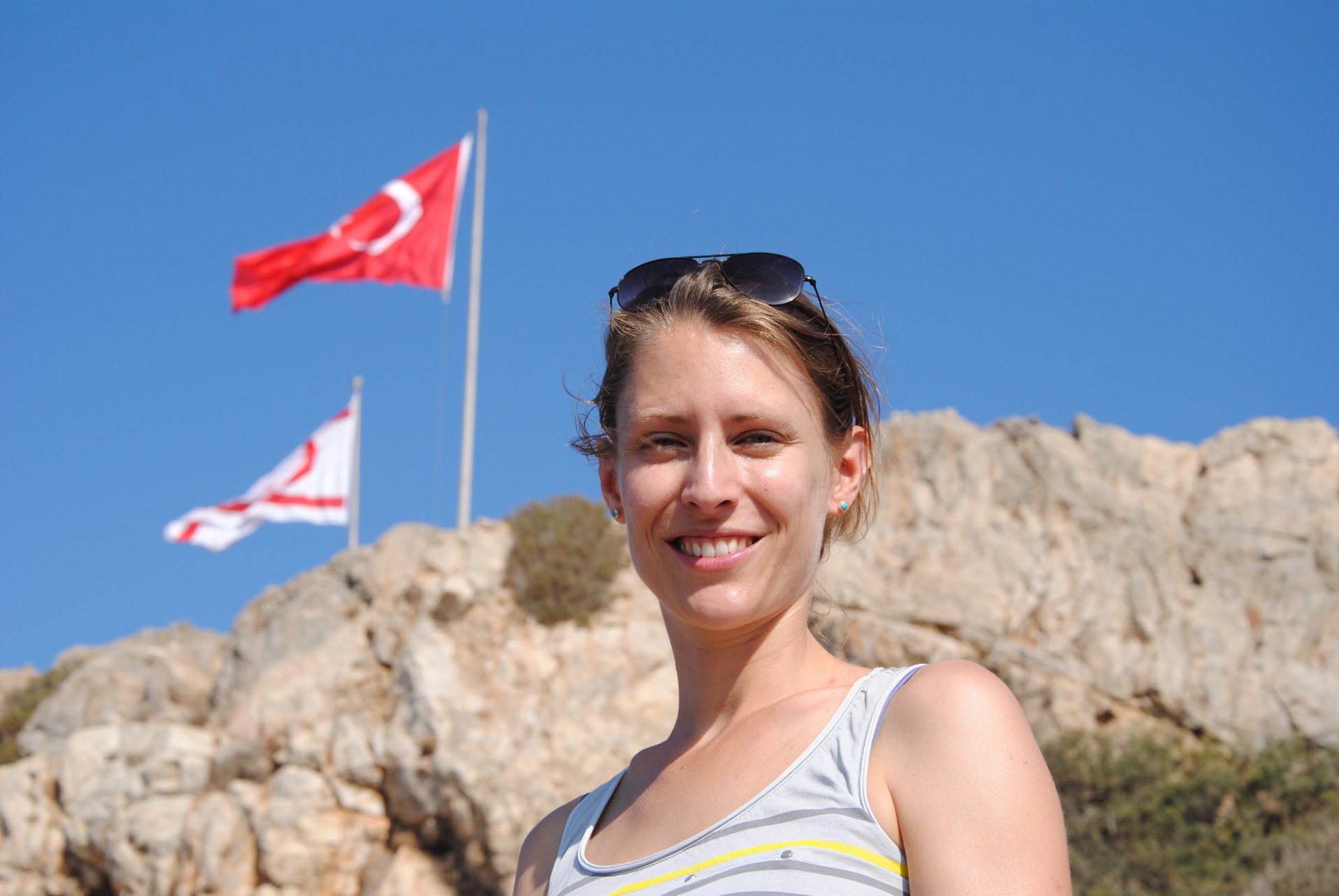 Leo vor einer türkischen Flagge