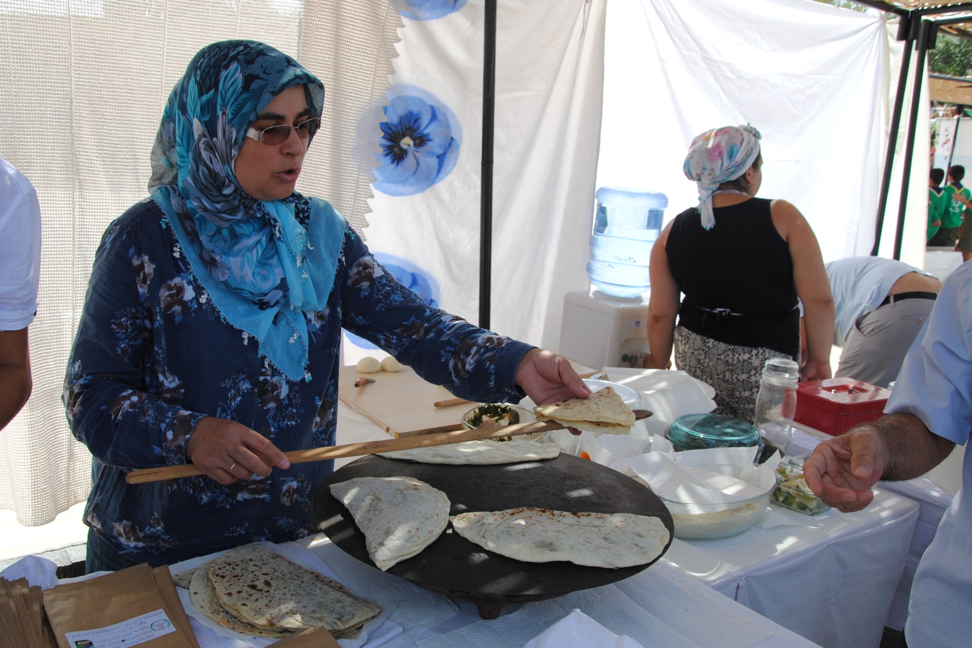 Eine türkische Frau backt Teigtaschen