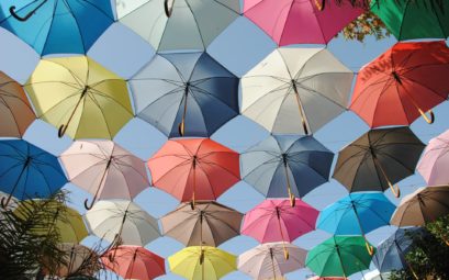 Viele Regenschirm, die in der Luft hängen