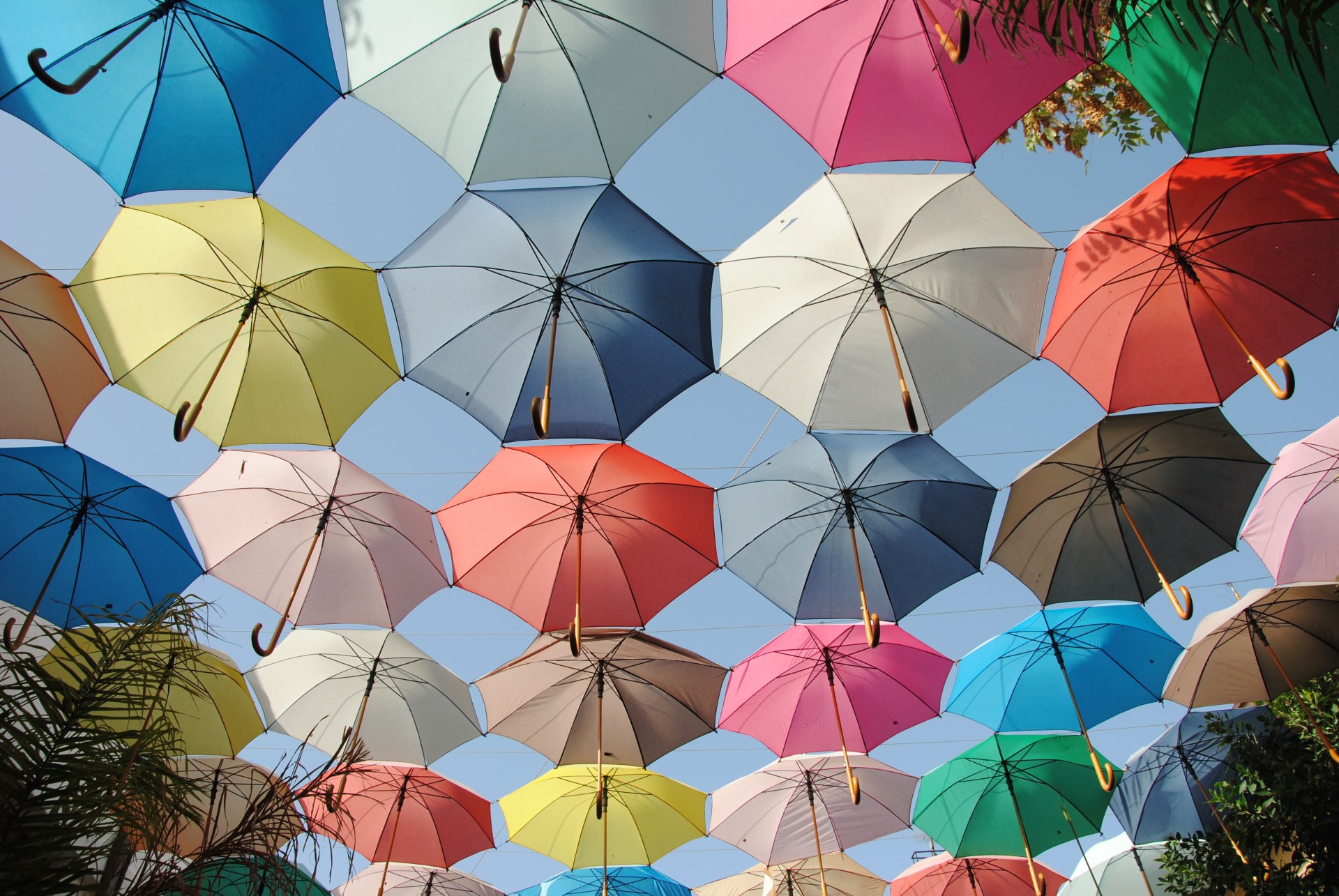 Viele Regenschirm, die in der Luft hängen