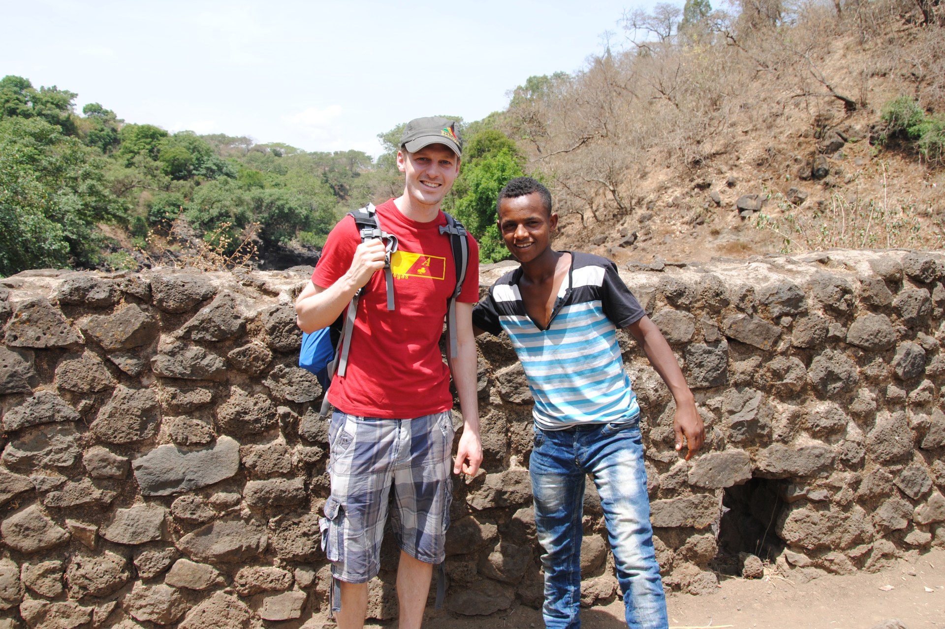 Sebastian neben einem äthiopischen Jungen