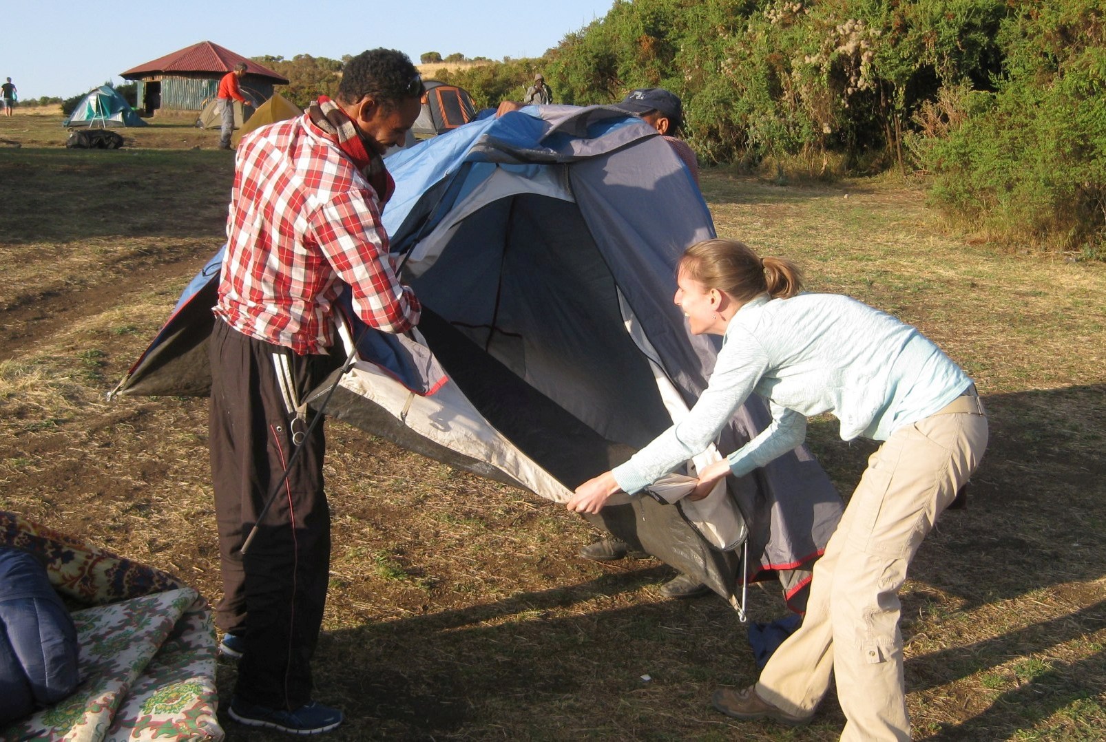Ein Mann hilft Leo, das Zelt aufzubauen