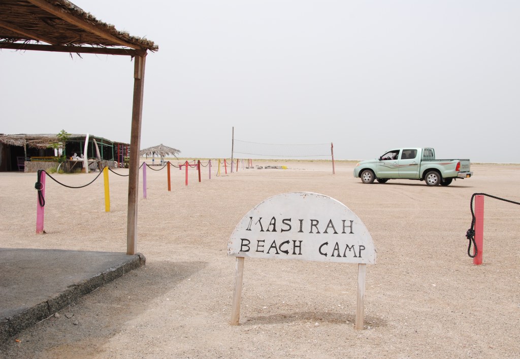 Ein Schild mit der Aufschrift "Masirah Beach Camp"