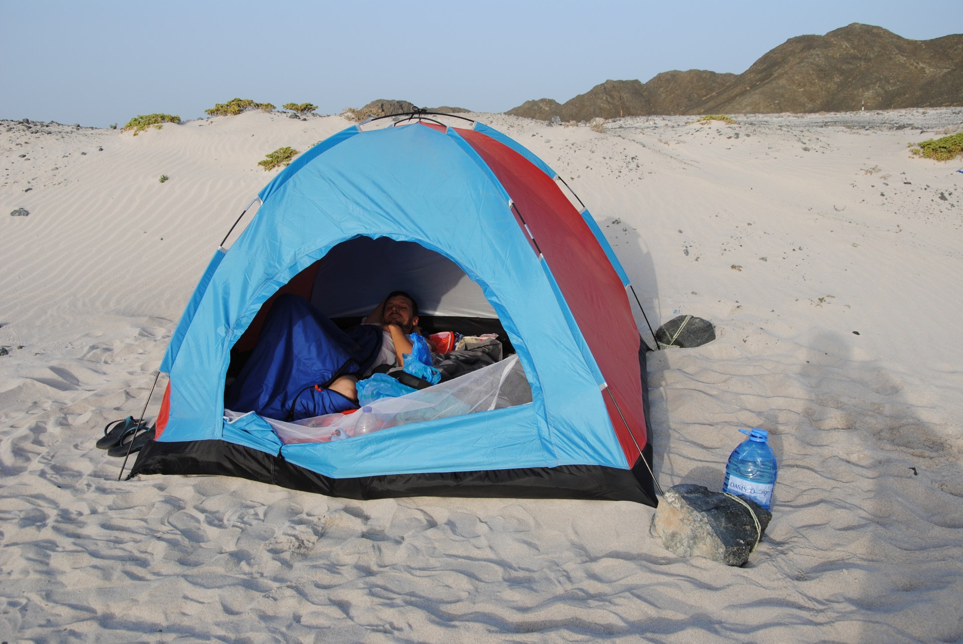 Sebastian liegt in einem Zelt am Strand