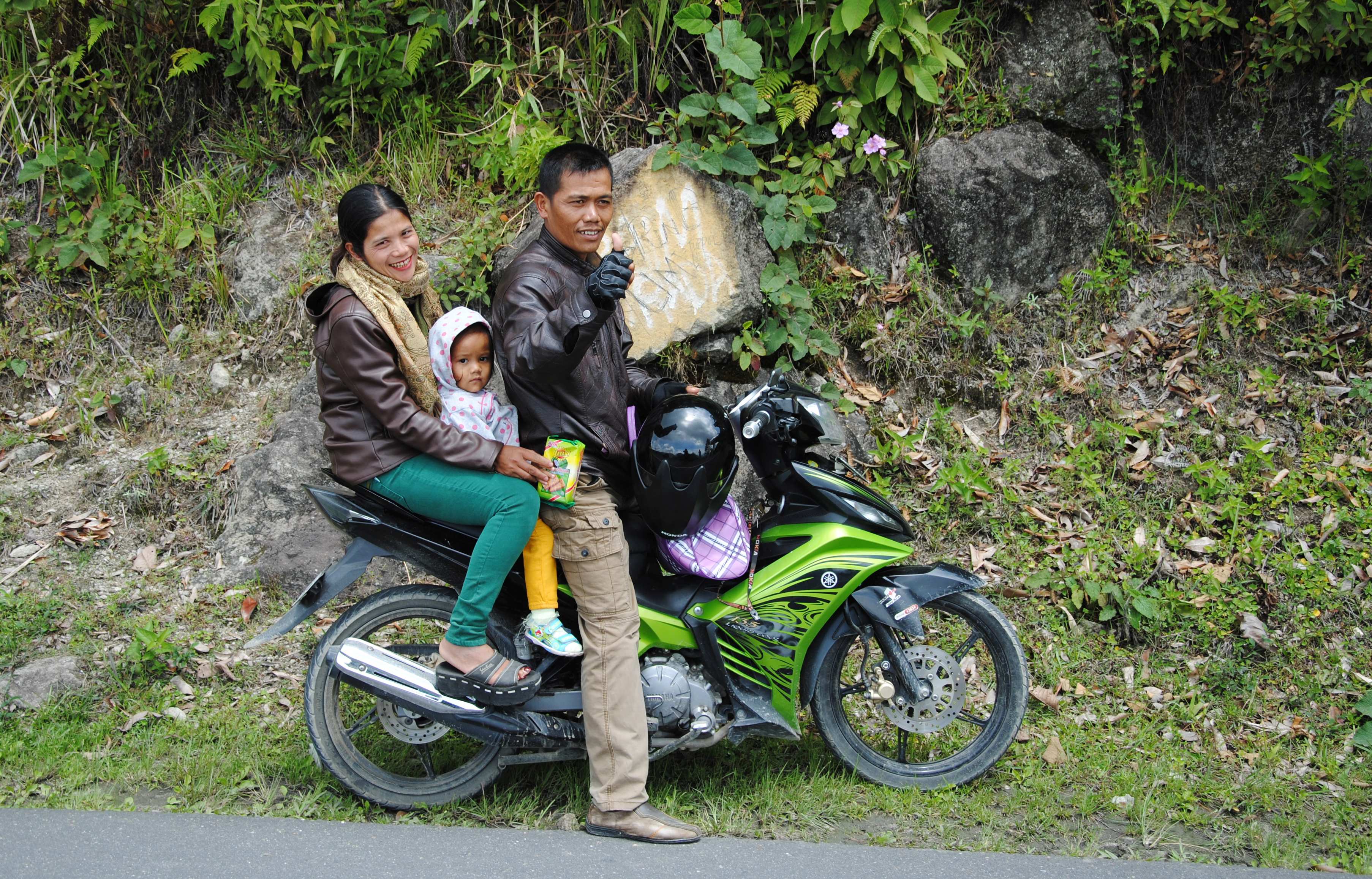 Eine Familie auf einem Motorrad