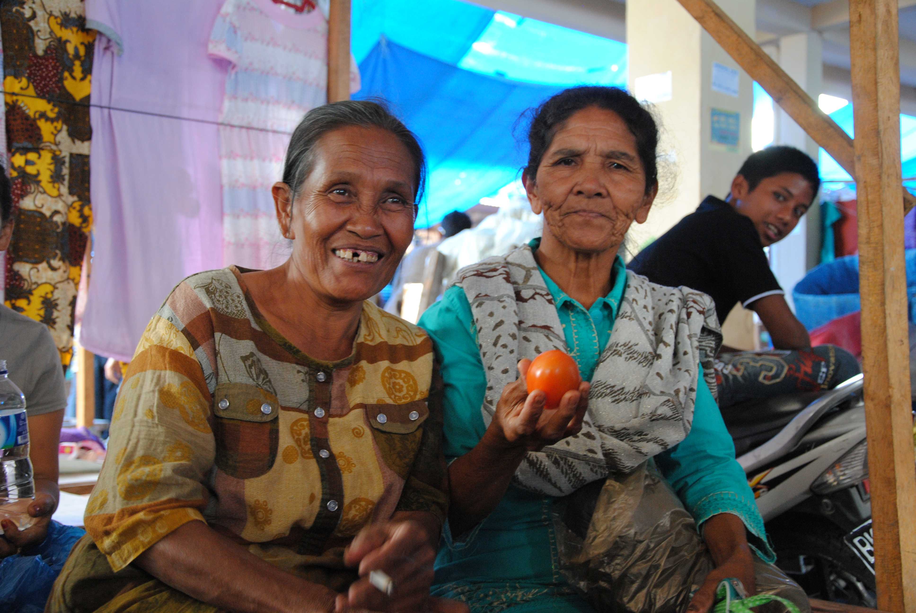 Zwei indonesische Frauen mit einer Kaki in der Hand
