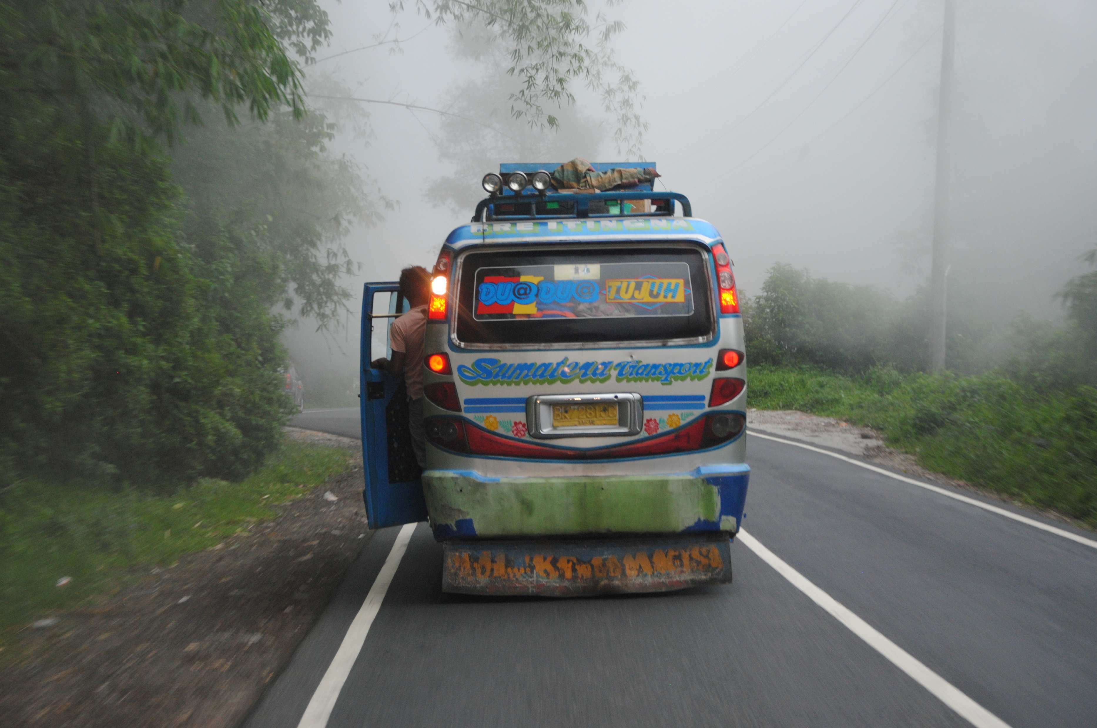 Ein Kleinbus auf einer Straße im Nebel