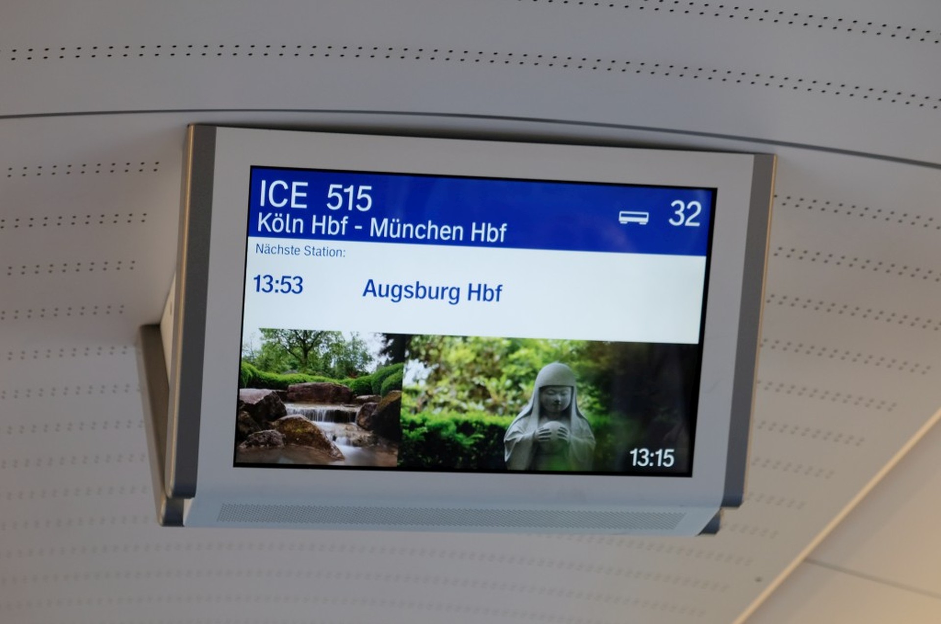 Anzeigetafel im ICE Zug mit der Aufschrift "Augsburg Hauptbahnhof"