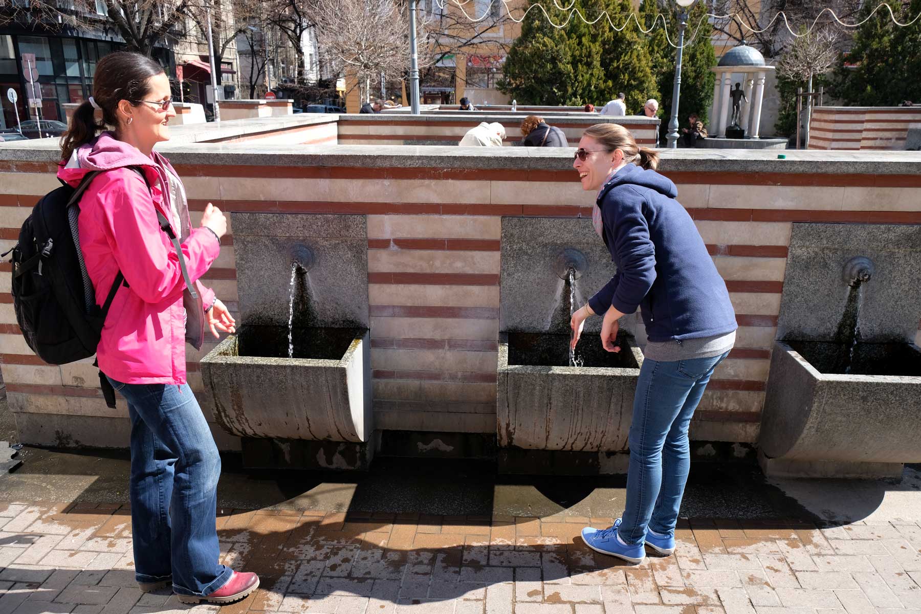 Hristina und Leo an einem Wasserhahn