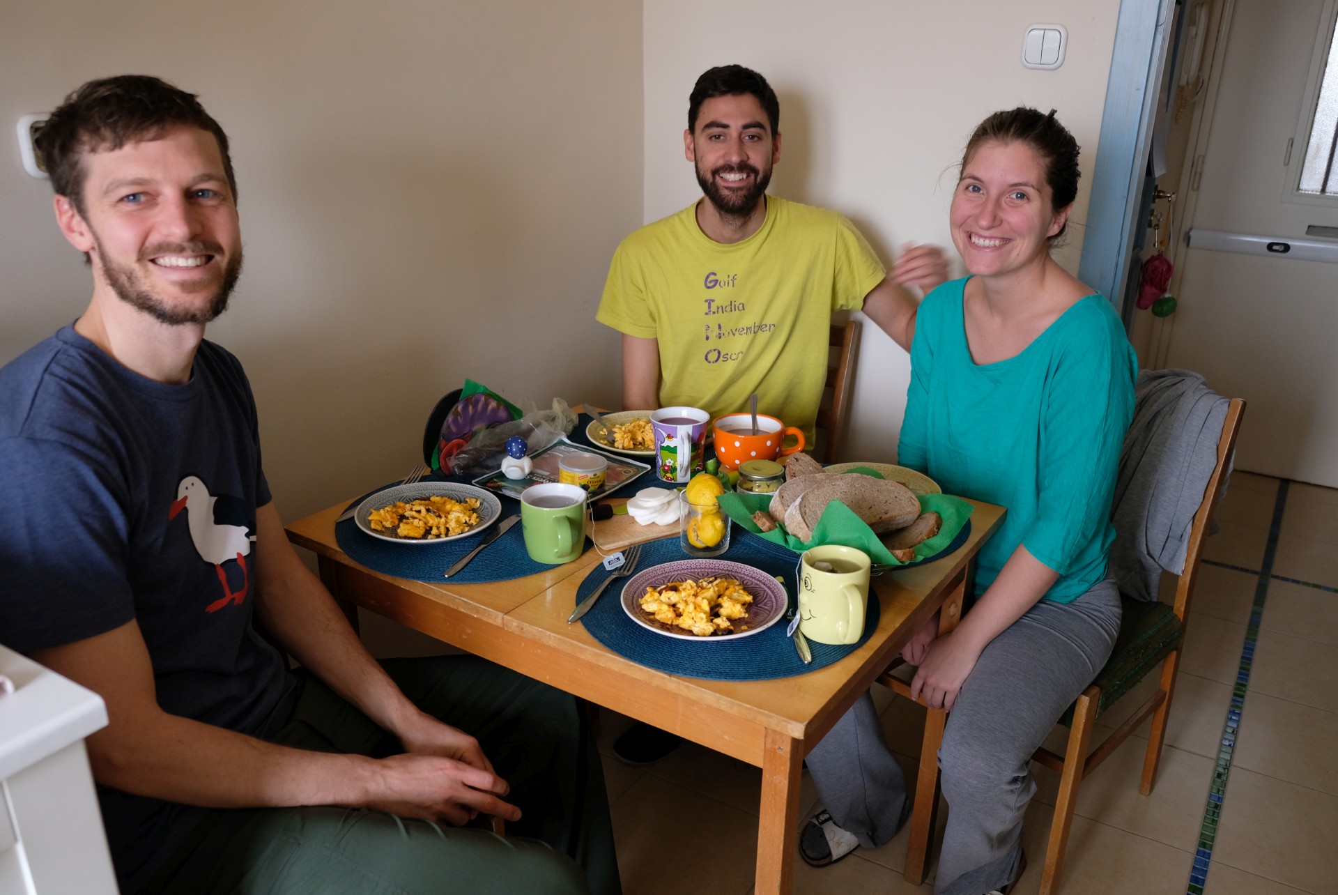 Sebastian sitzt mit Dorka und Lali am Frühstückstisch