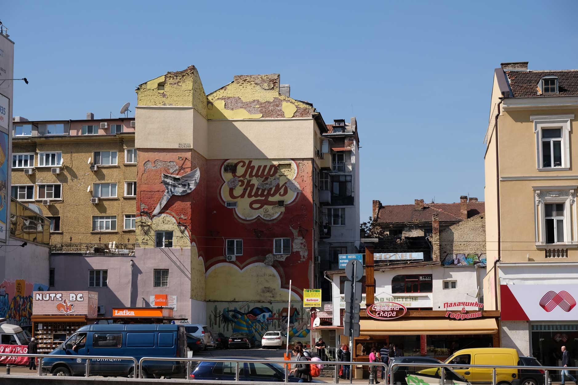 Ein Haus mit der Aufschrift "Chupa-Chups"