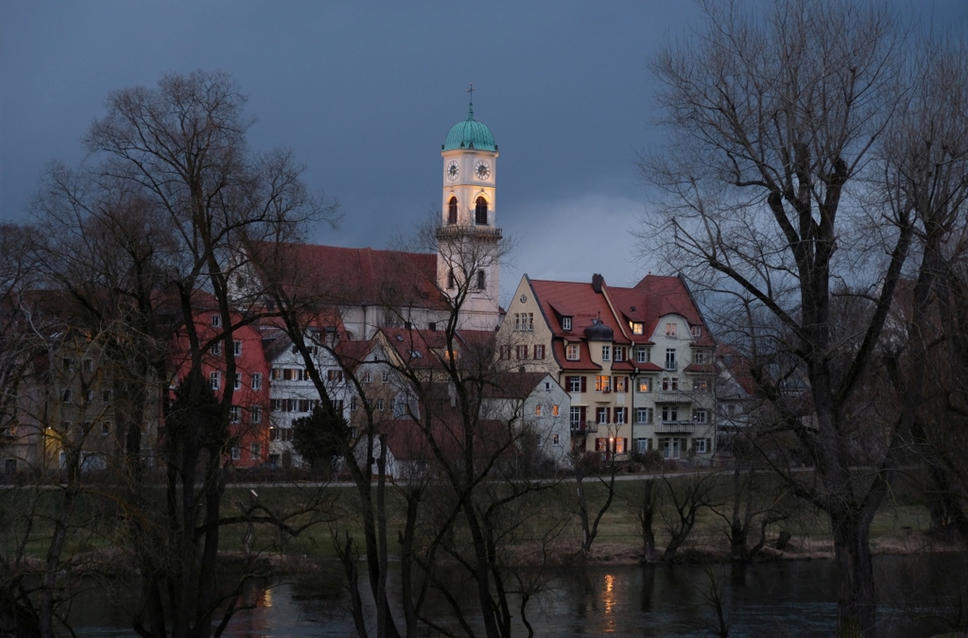 Eine Kirche im Abendlicht