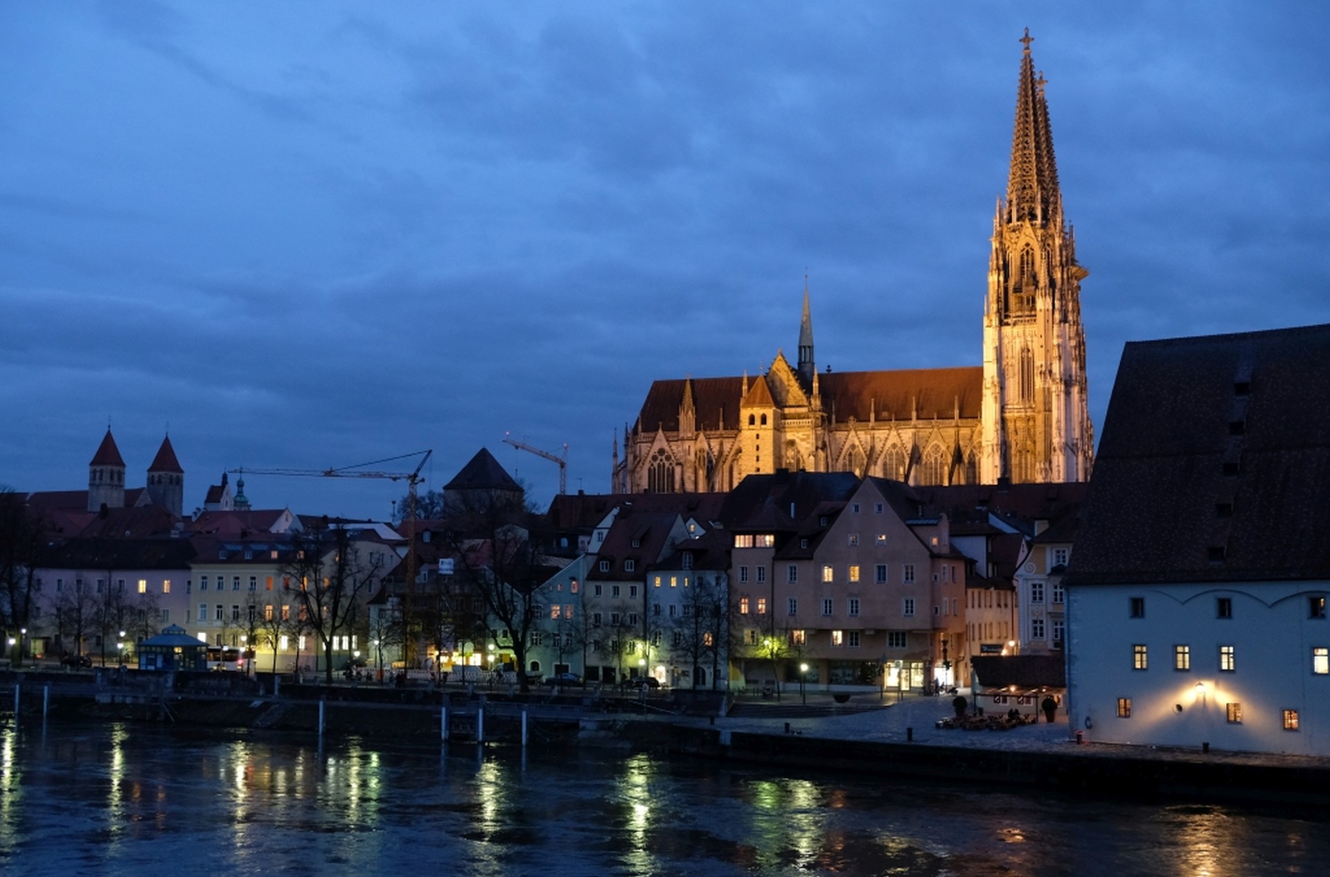 Der Regensburger Dom im Abendlicht