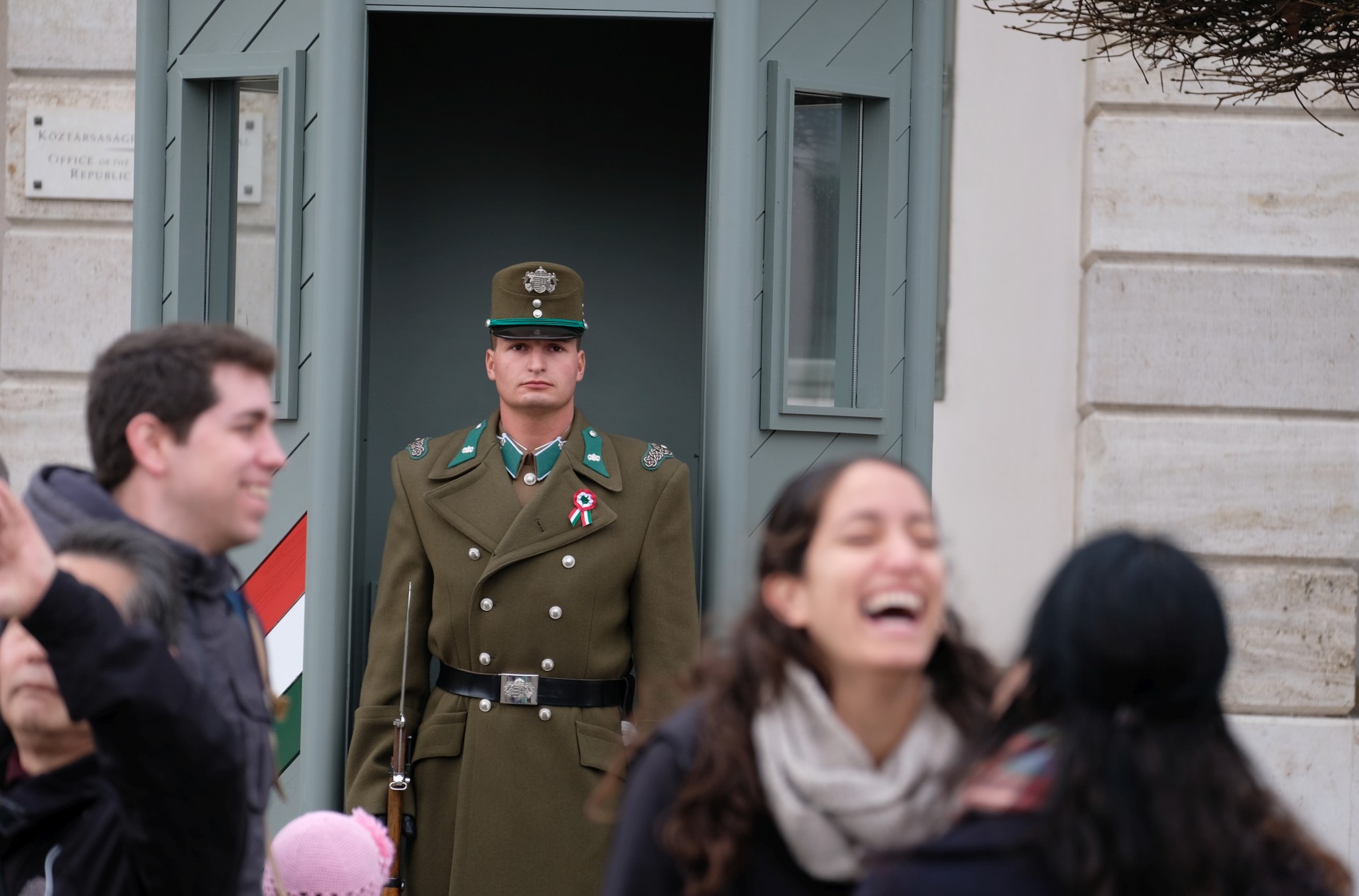 Ein Wachmann in Uniform und Passanten