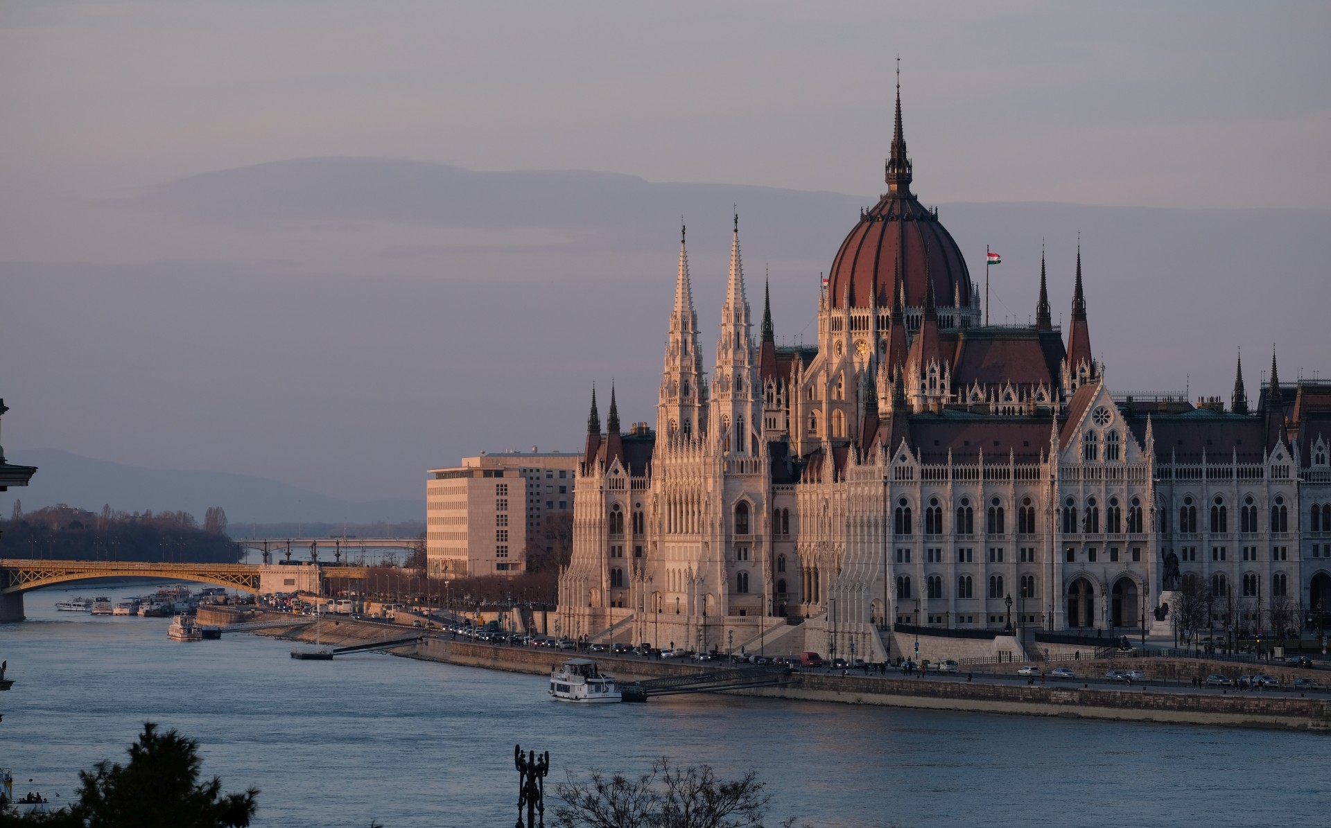 Das Parlament in Budapest am Donauufer