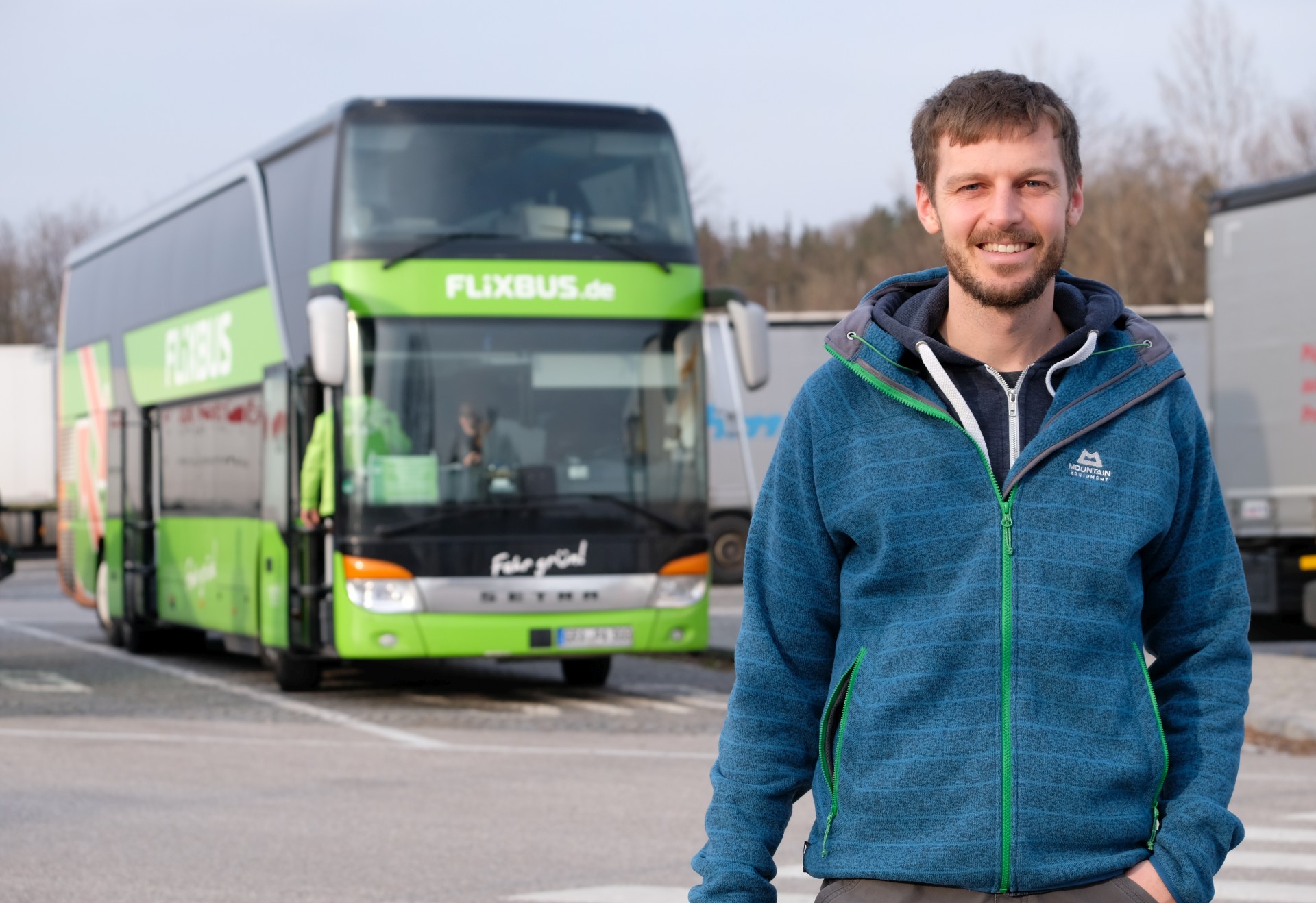 Sebastian steht vor einem Fernbus