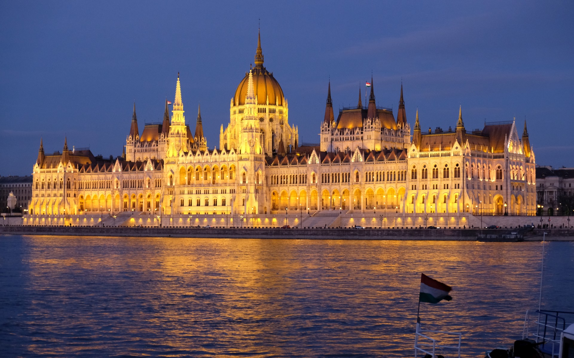 Das Parlament in Budapest bei Nacht