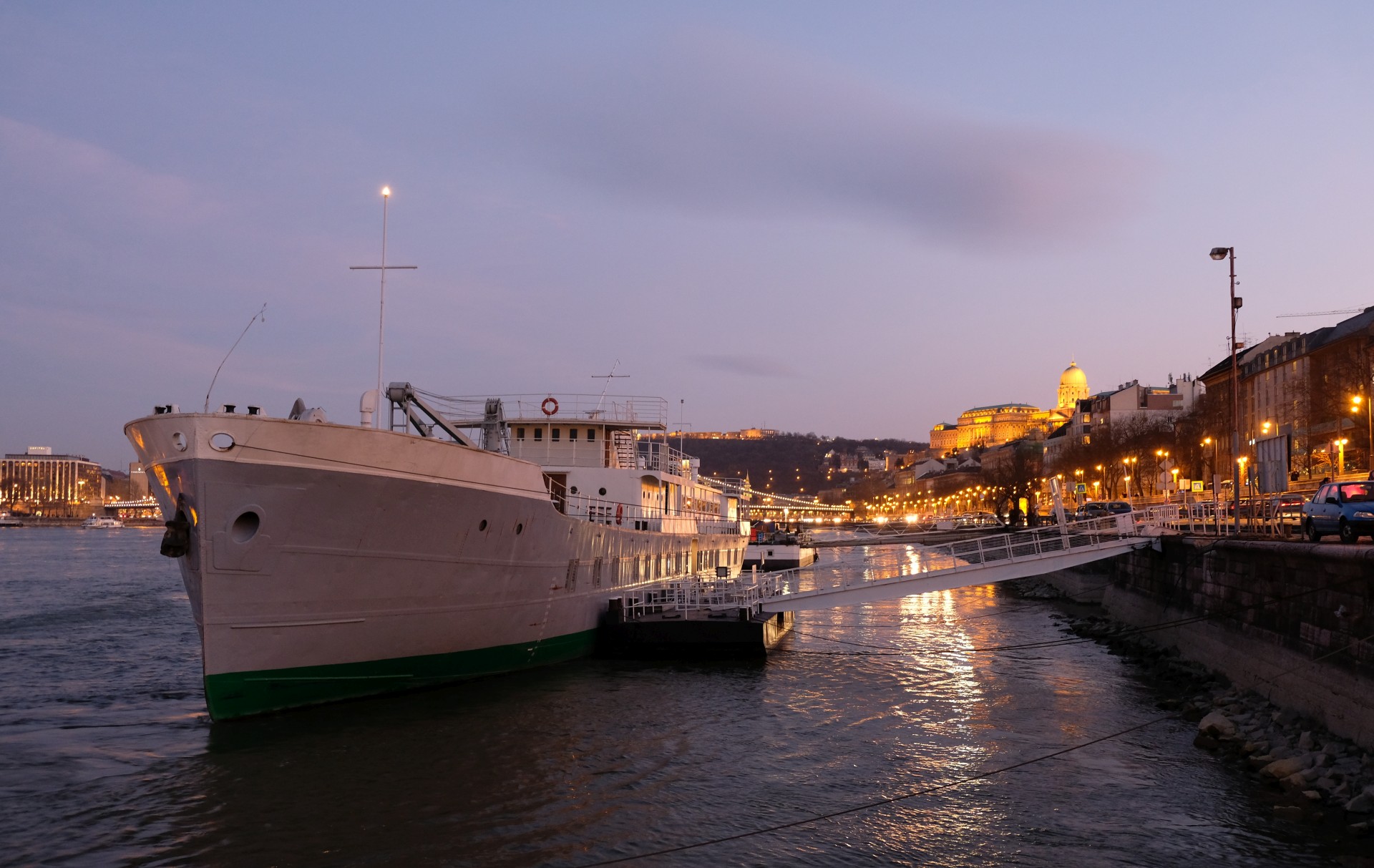 Ein Schiff am Donauufer