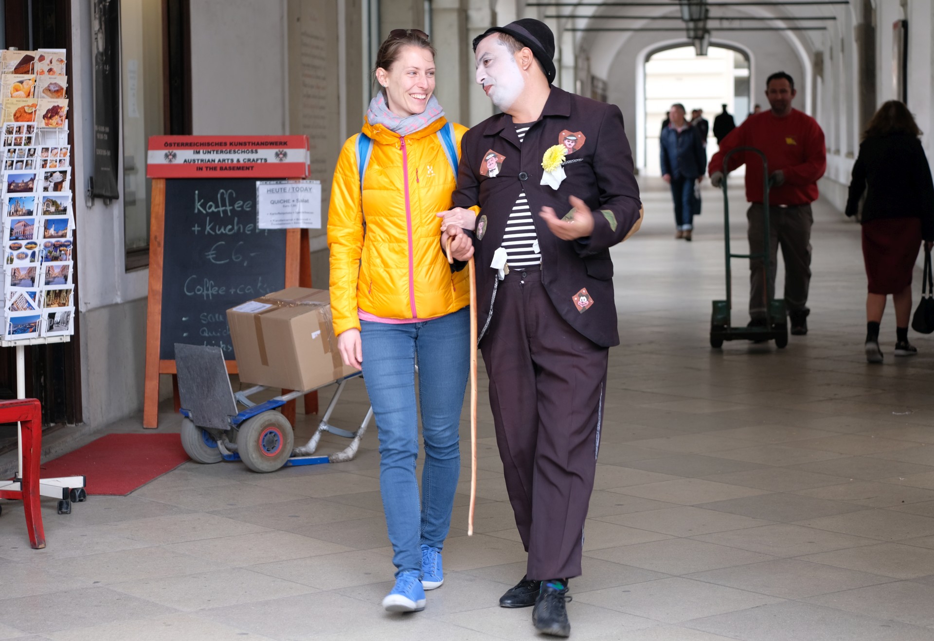 Leo neben einem Straßenclown