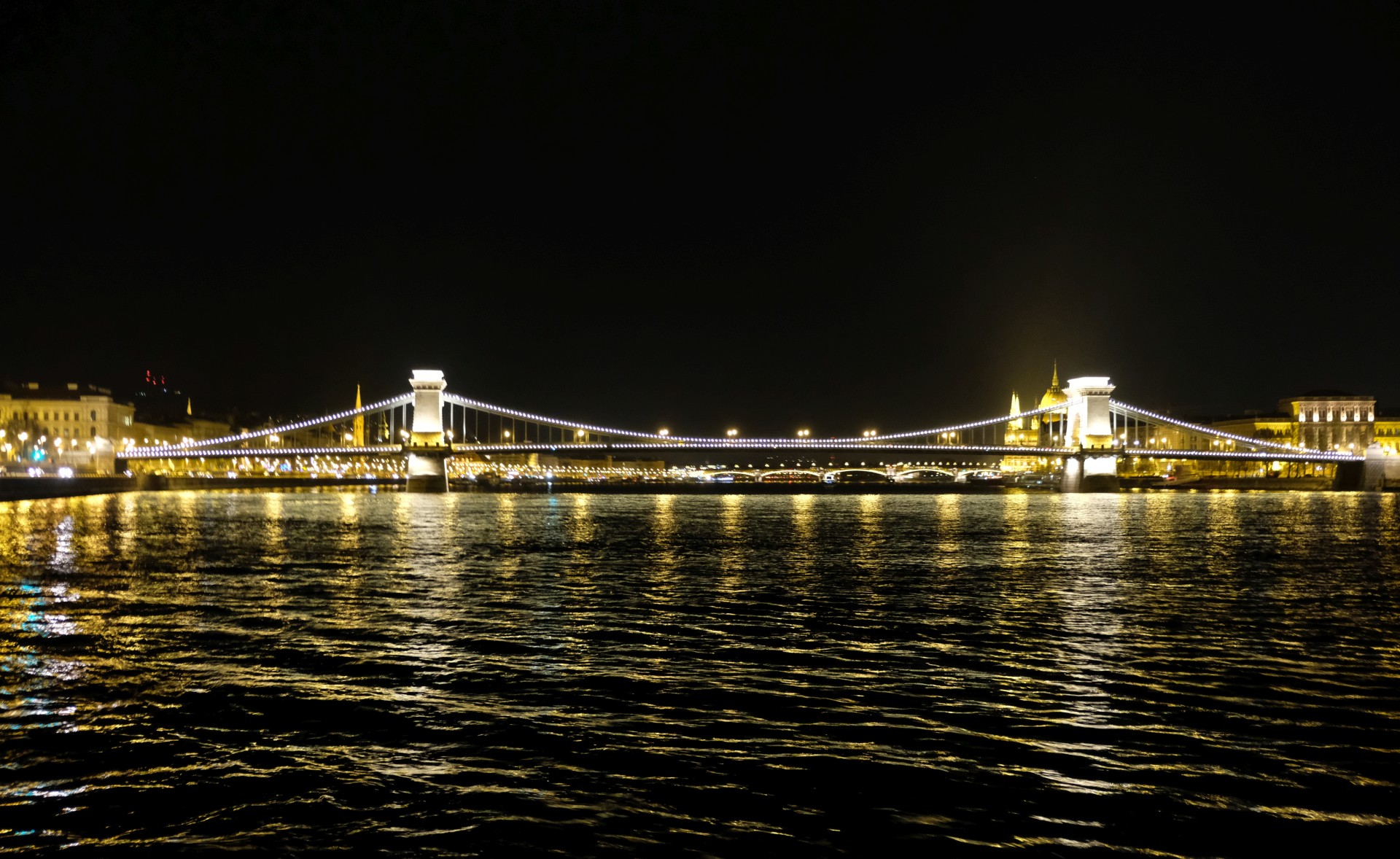 Eine beleuchtete Brücke auf der Donau