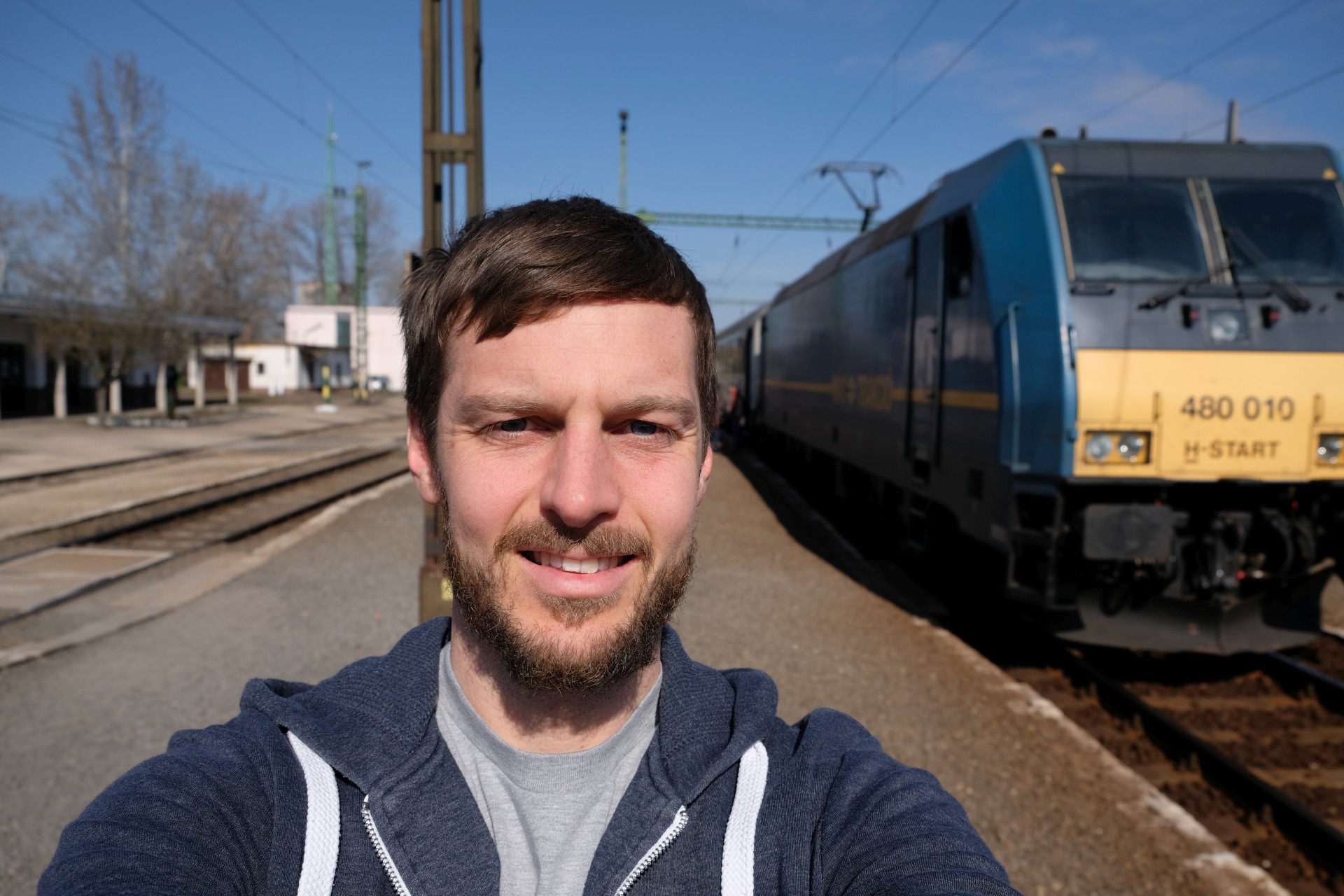 Sebastian am Bahnsteig