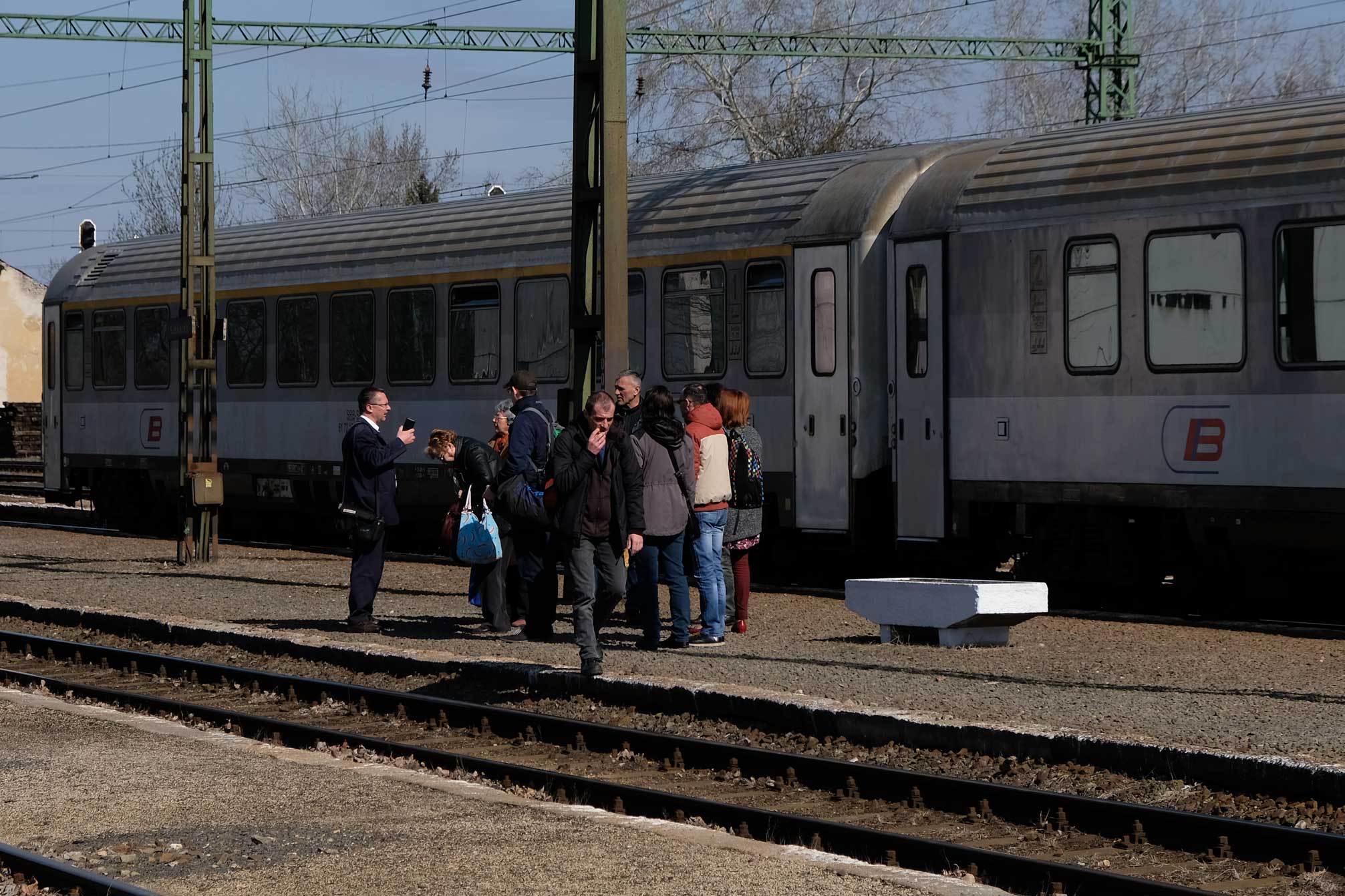 Menschen an einem Bahnsteig