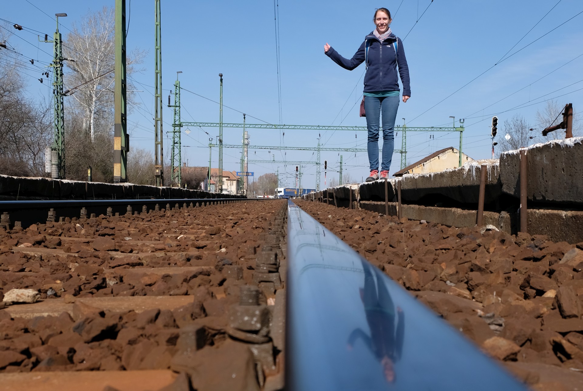 Leo an einem Bahngleis