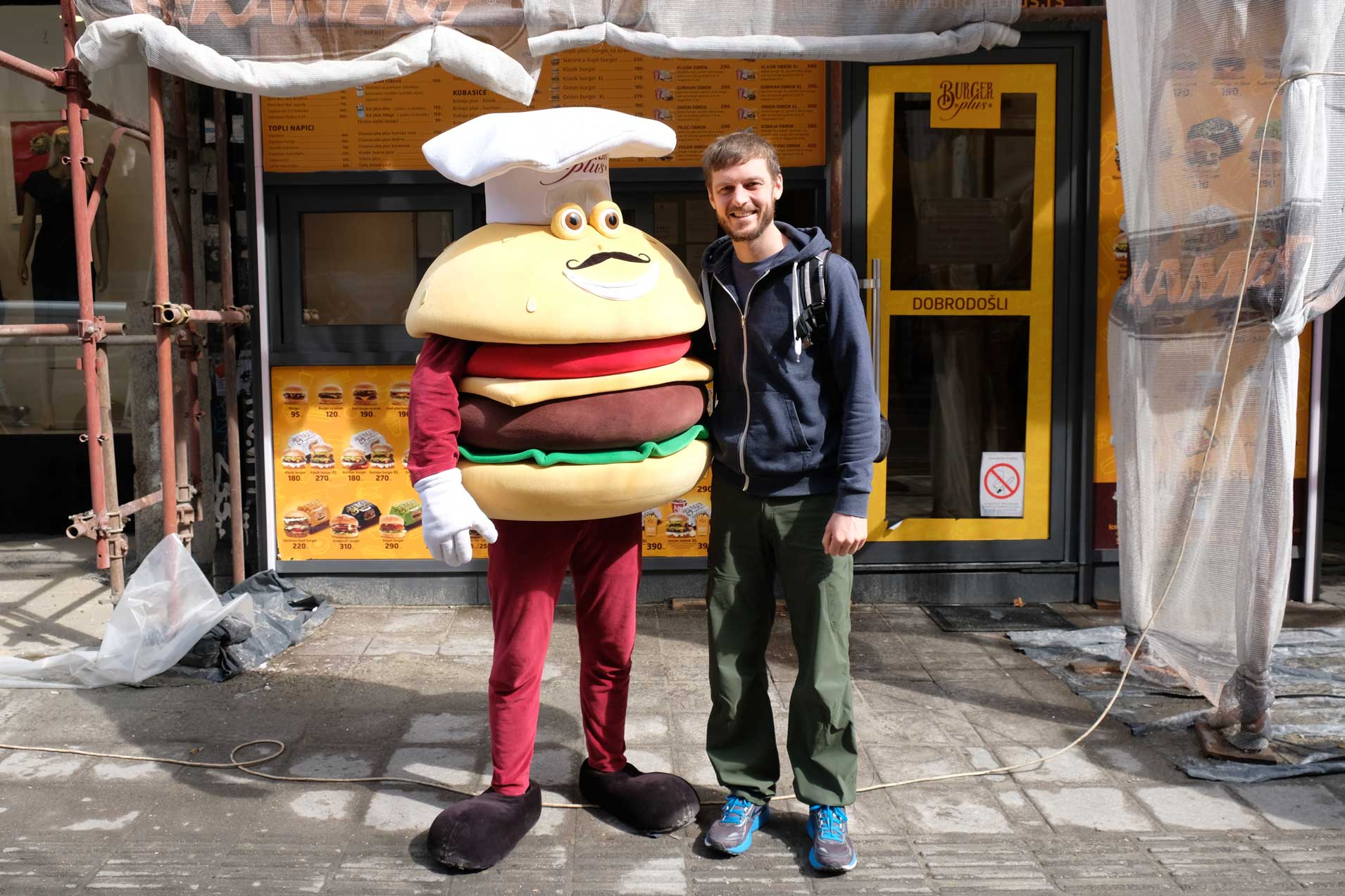 Sebastian neben einem Mann, der als Hamburger verkleidet ist