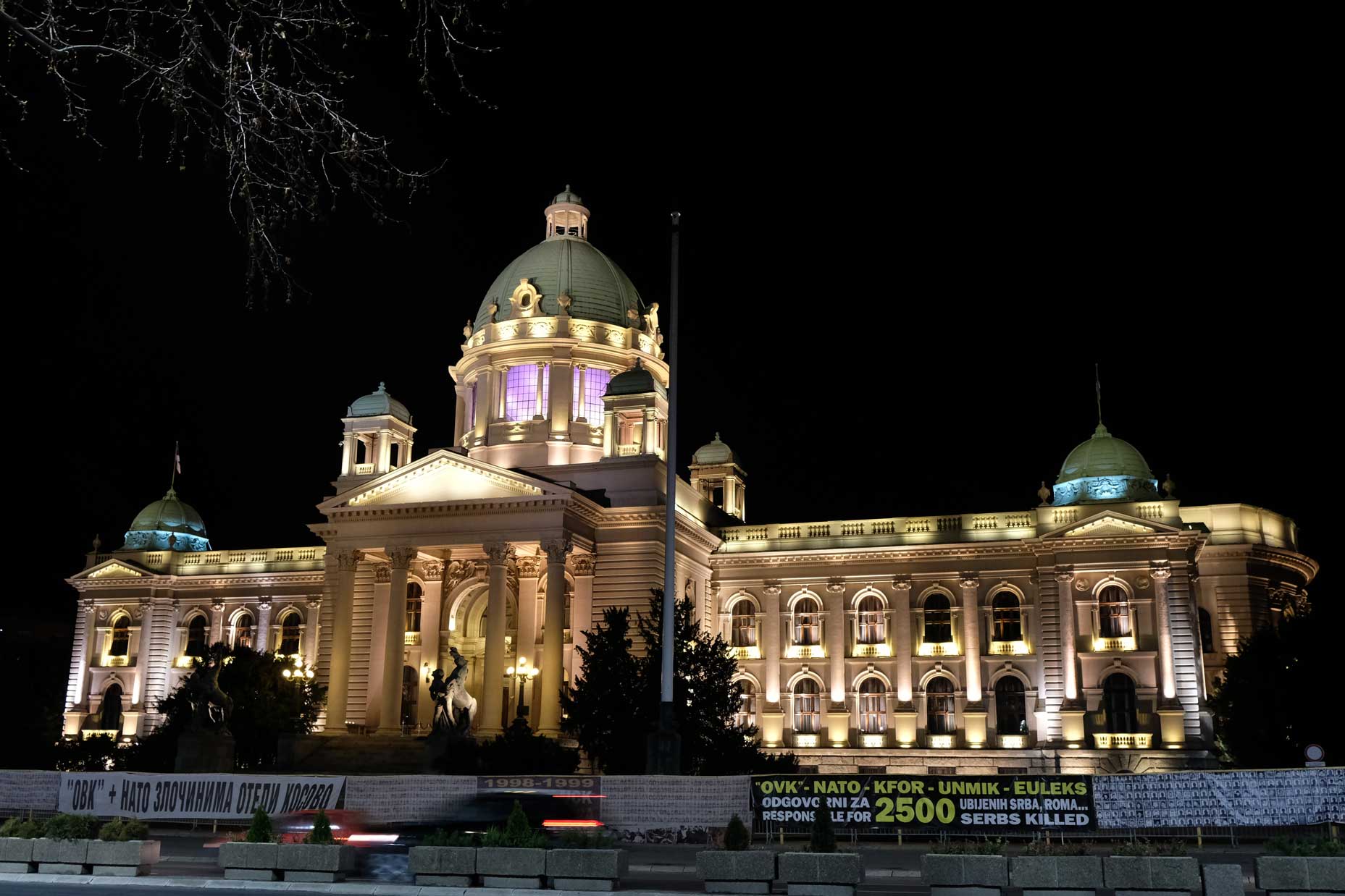 Ein beleuchtetes Gebäude
