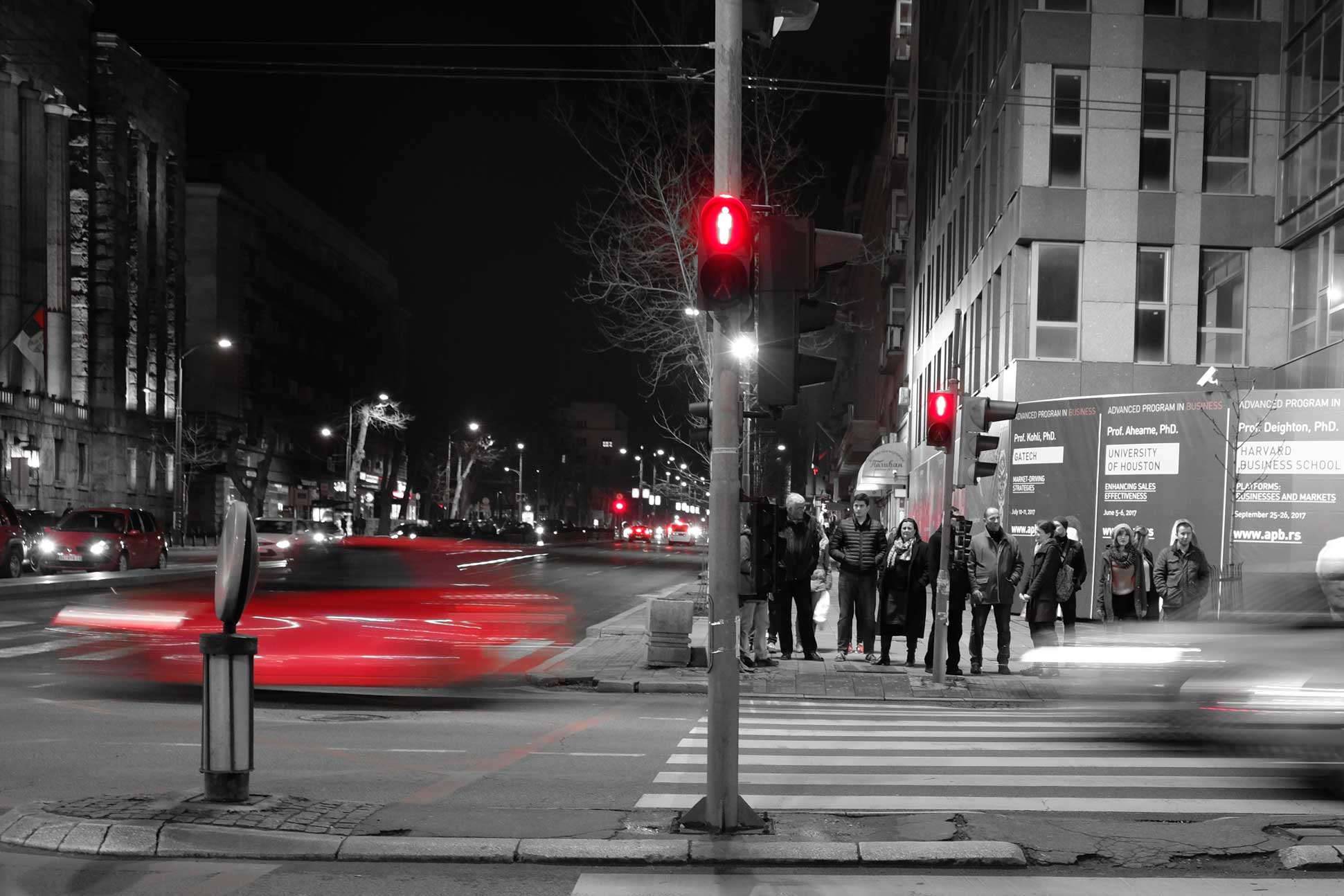 Straßenverkehr bei Nacht