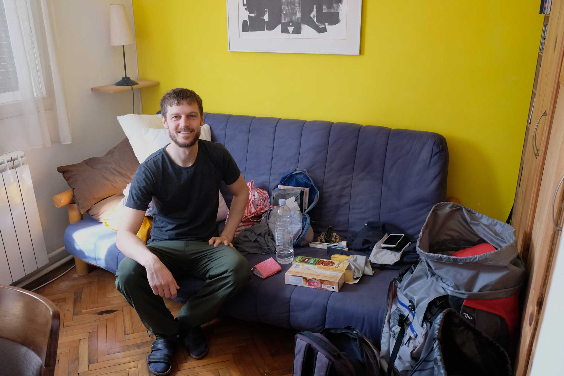 Sebastian sitzt auf einer Couch
