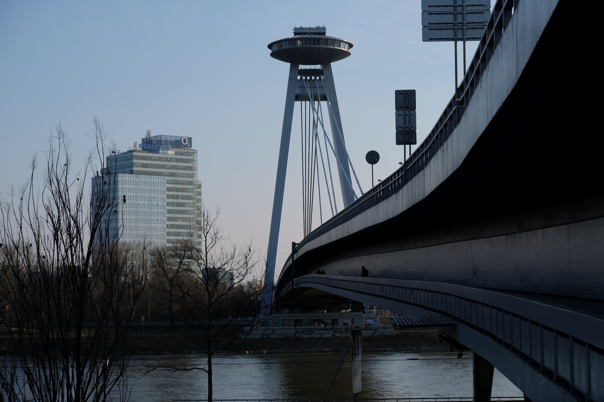 Ufo-Restaurant auf einer Donaubrücke