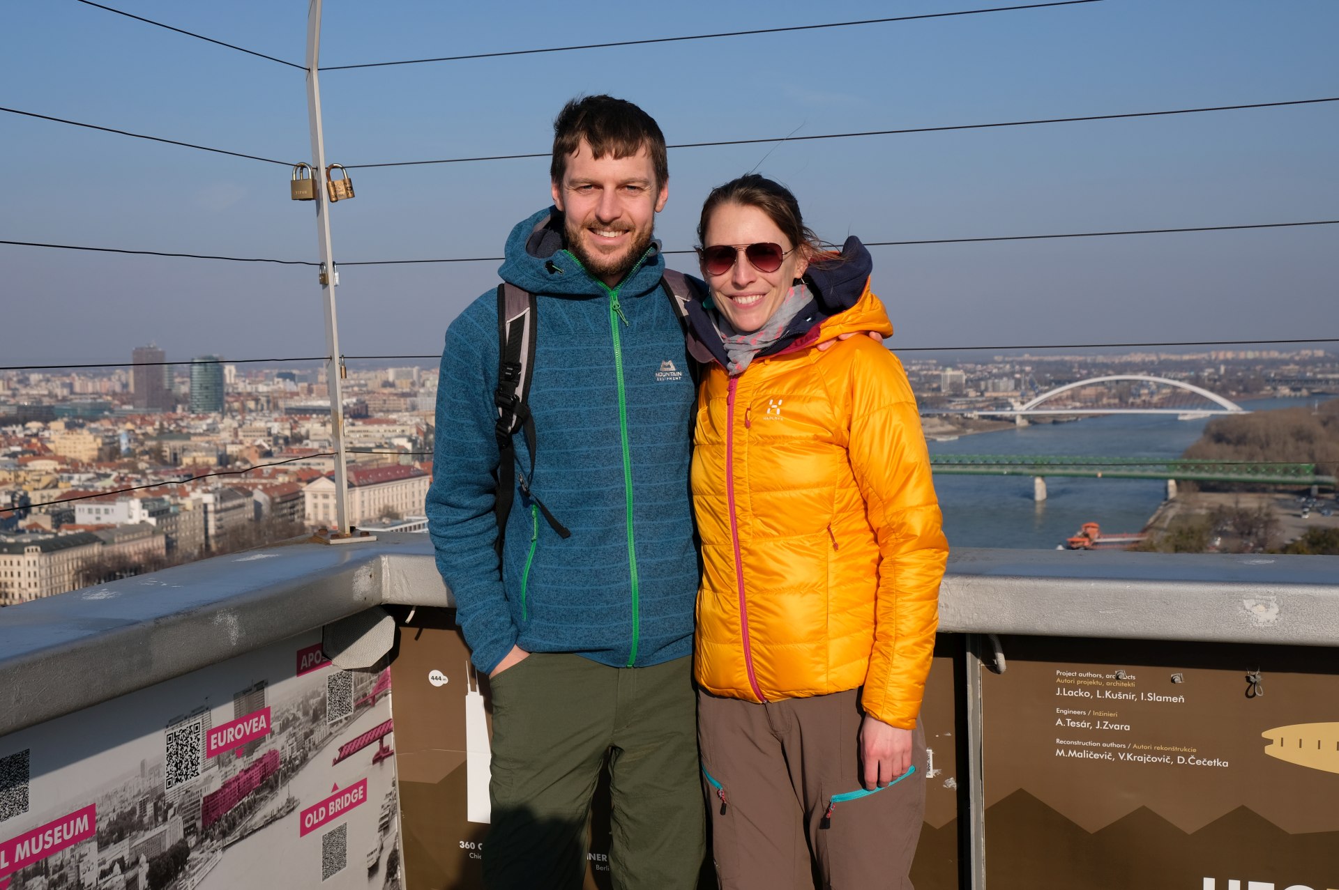 Sebastian und Leo auf einem Aussichtsturm in Bratislava