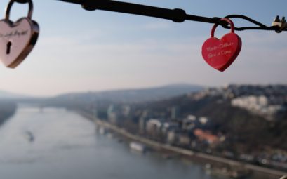 Zwei Schlösser in Herzform, im Hintergund die Donau