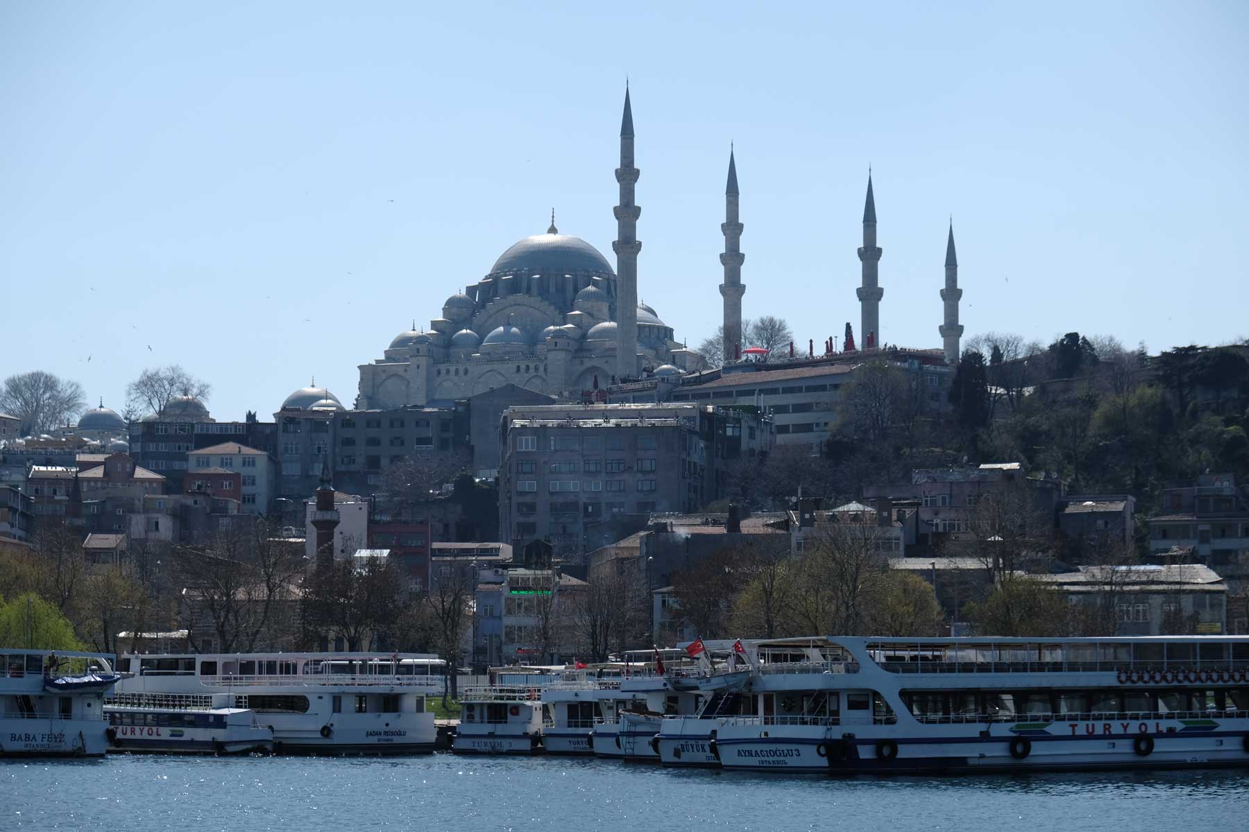 Eine große Moschee trohnt über dem Fährhafen Istanbuls