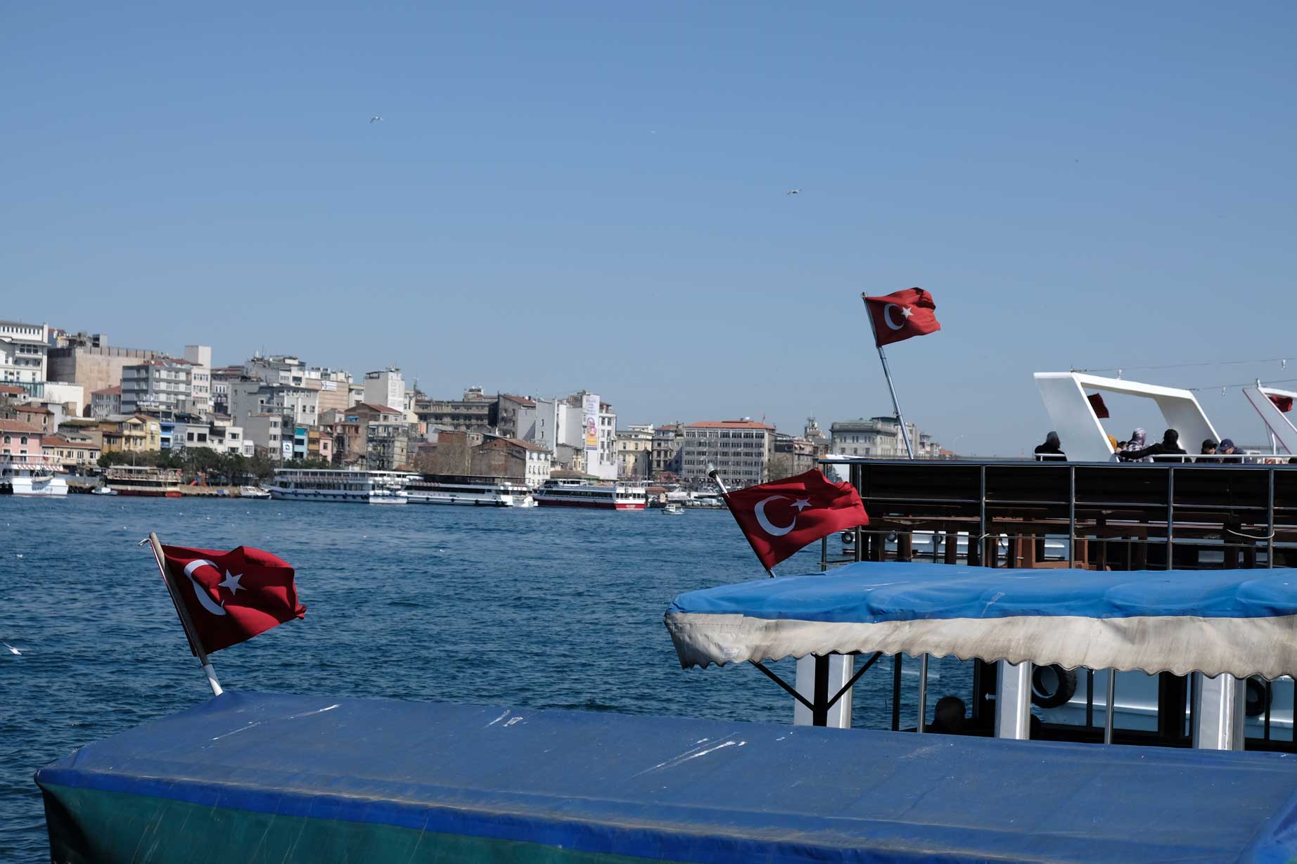Türkische Flaggen, die auf Fähren montiert sind
