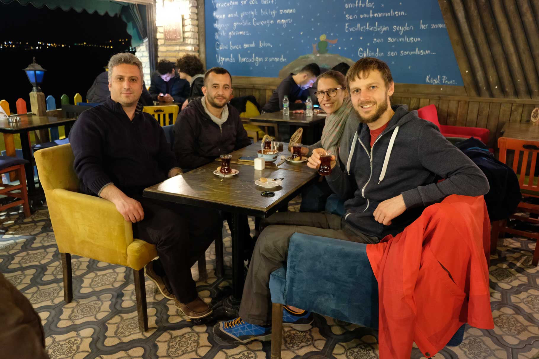 Çan, Fatih, Leo und Sebastian sitzen an einem Tisch und trinken türkischen Tee