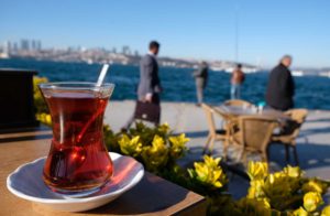 Ein Glas türkischer Tee vor dem Bosporus