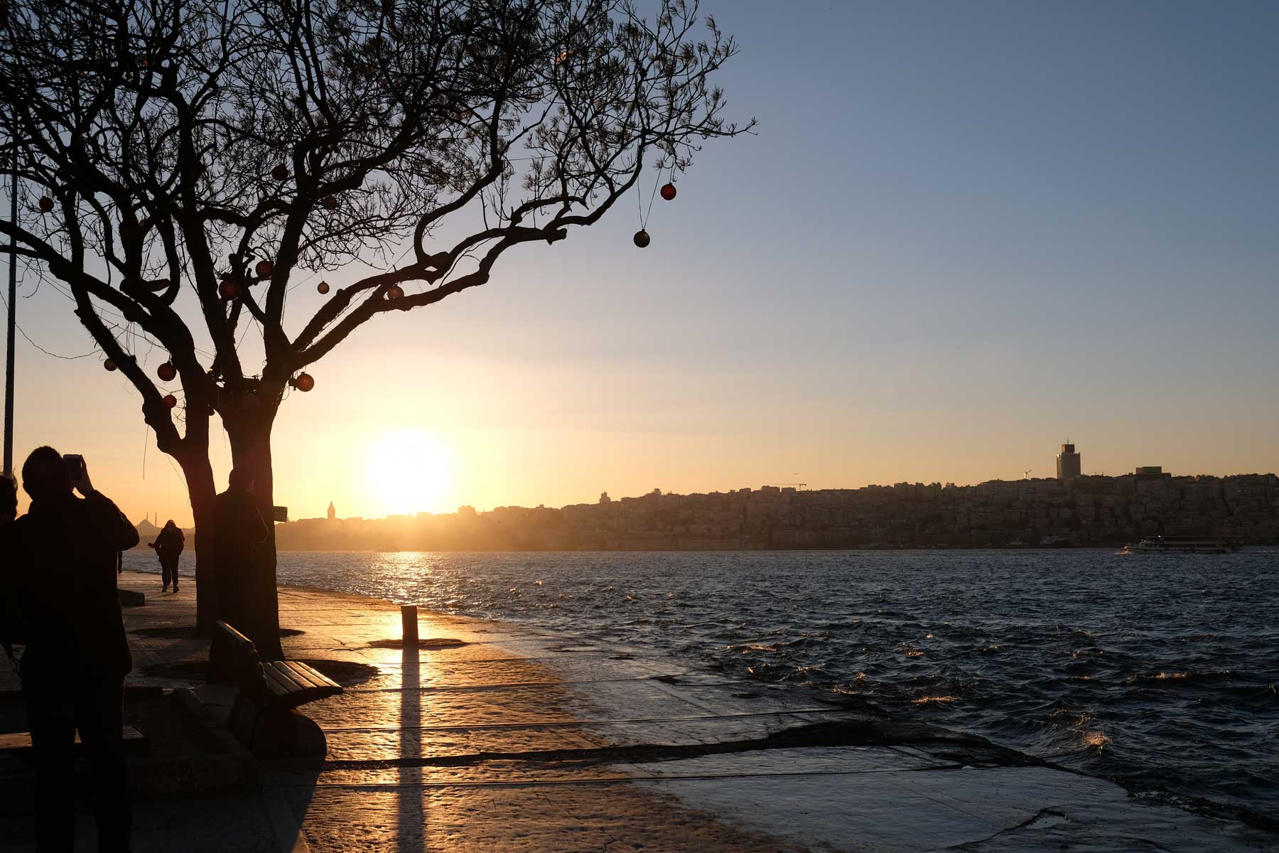 Sonnenuntergang am Ufer des Bosporus