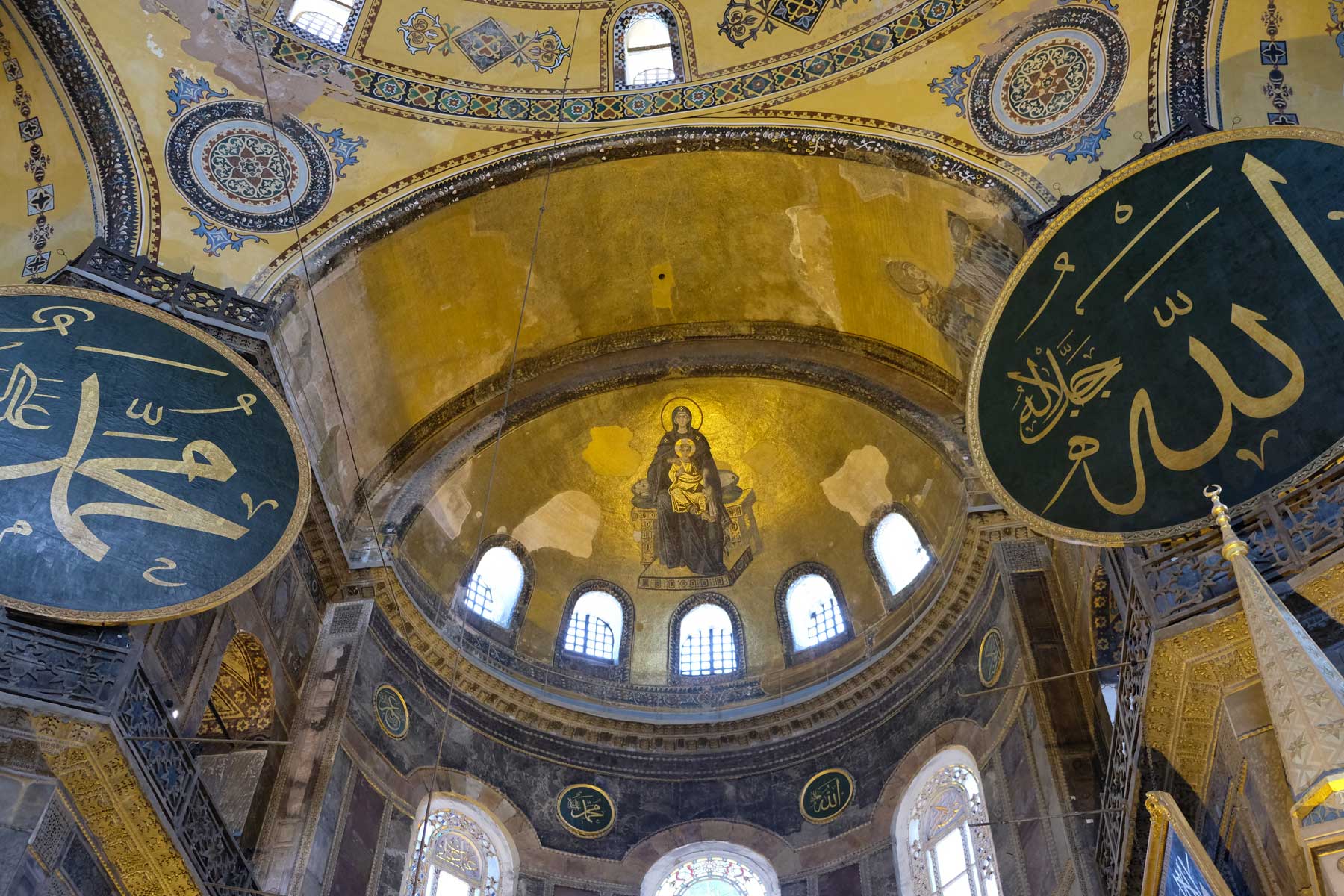Arabische Schriftzeichen und ein Bildnis von Maria und Jesus in der Hagia Sophia