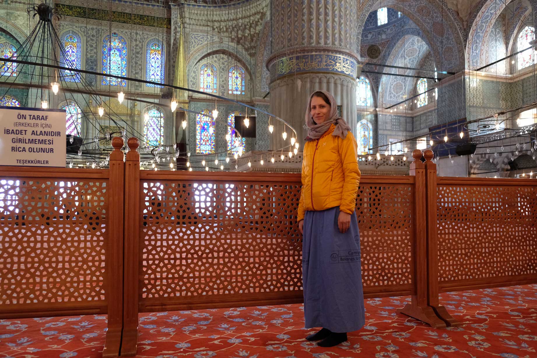 Leo mit Kopftuch in der Blauen Moschee