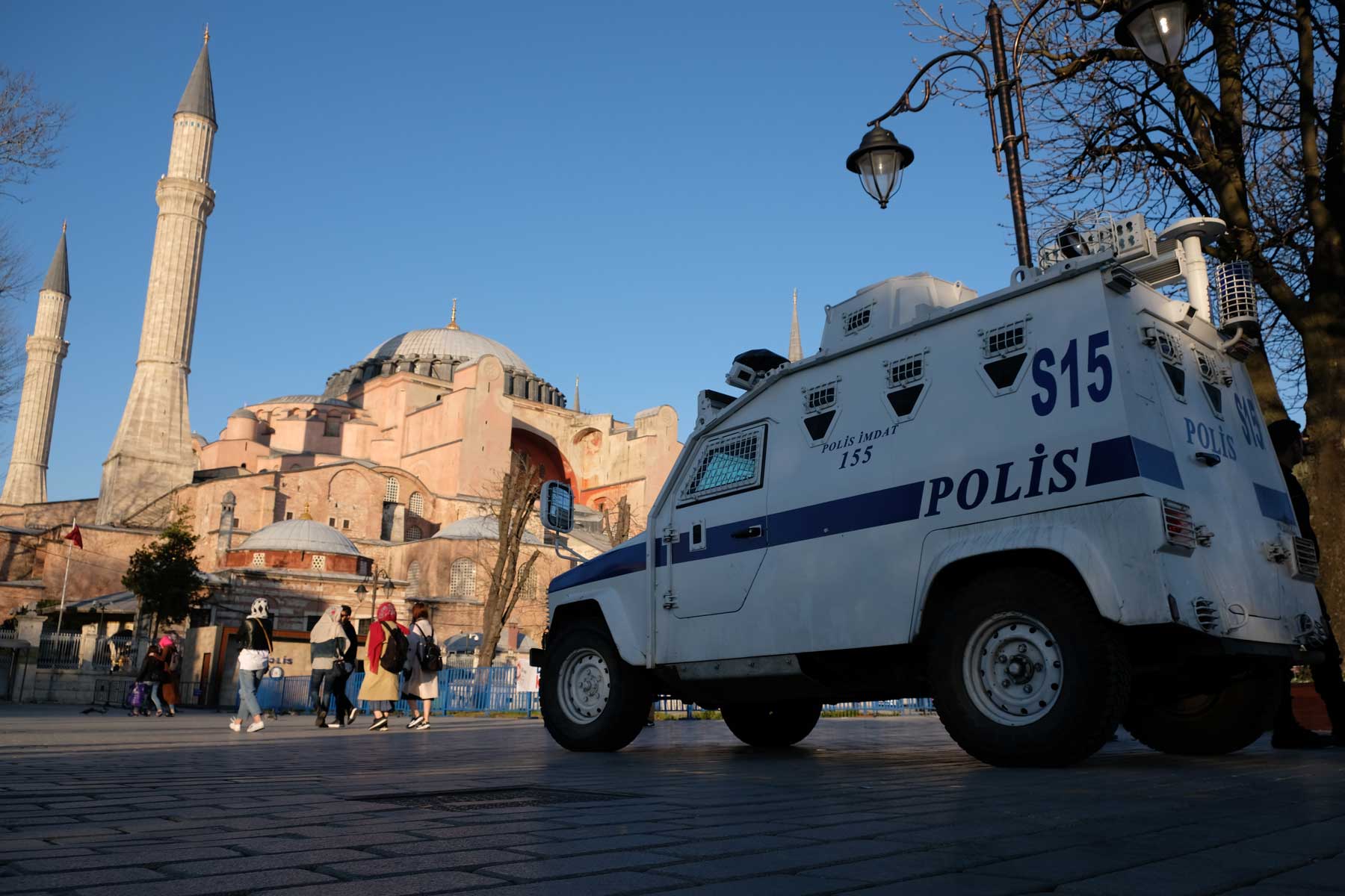 Ein Polizeiauto steht vor der Hagia Sophia