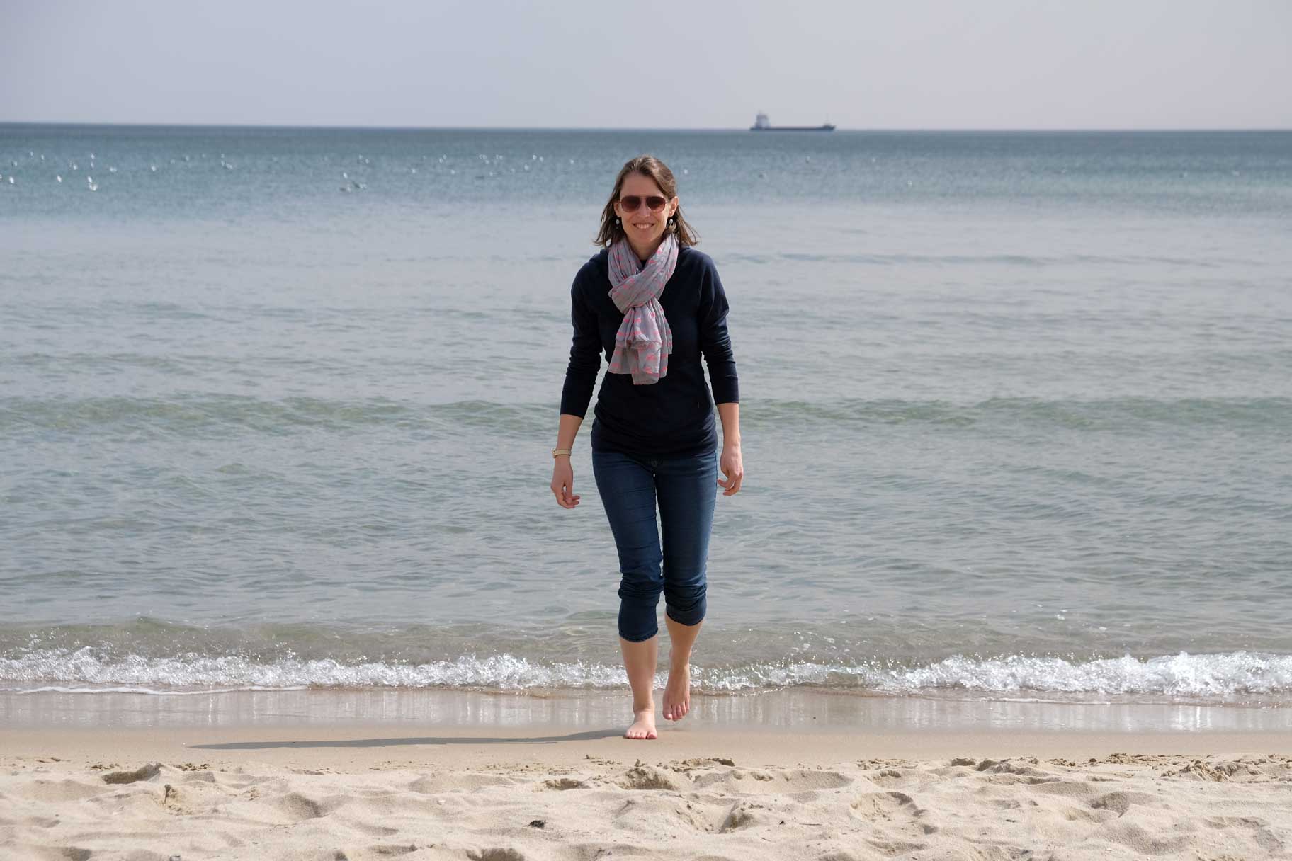 Leo am Strand vor dem Meer