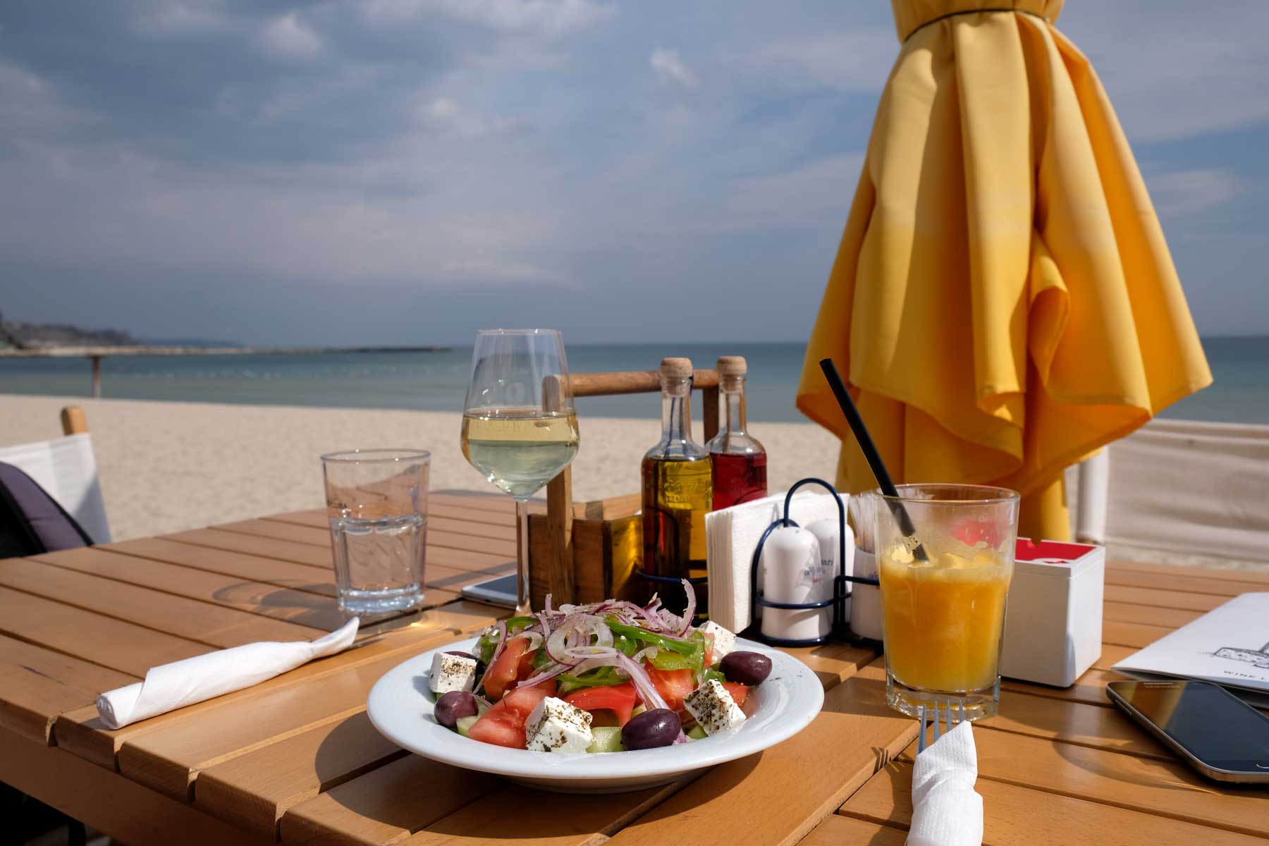 Ein gedeckter Tisch am Strand