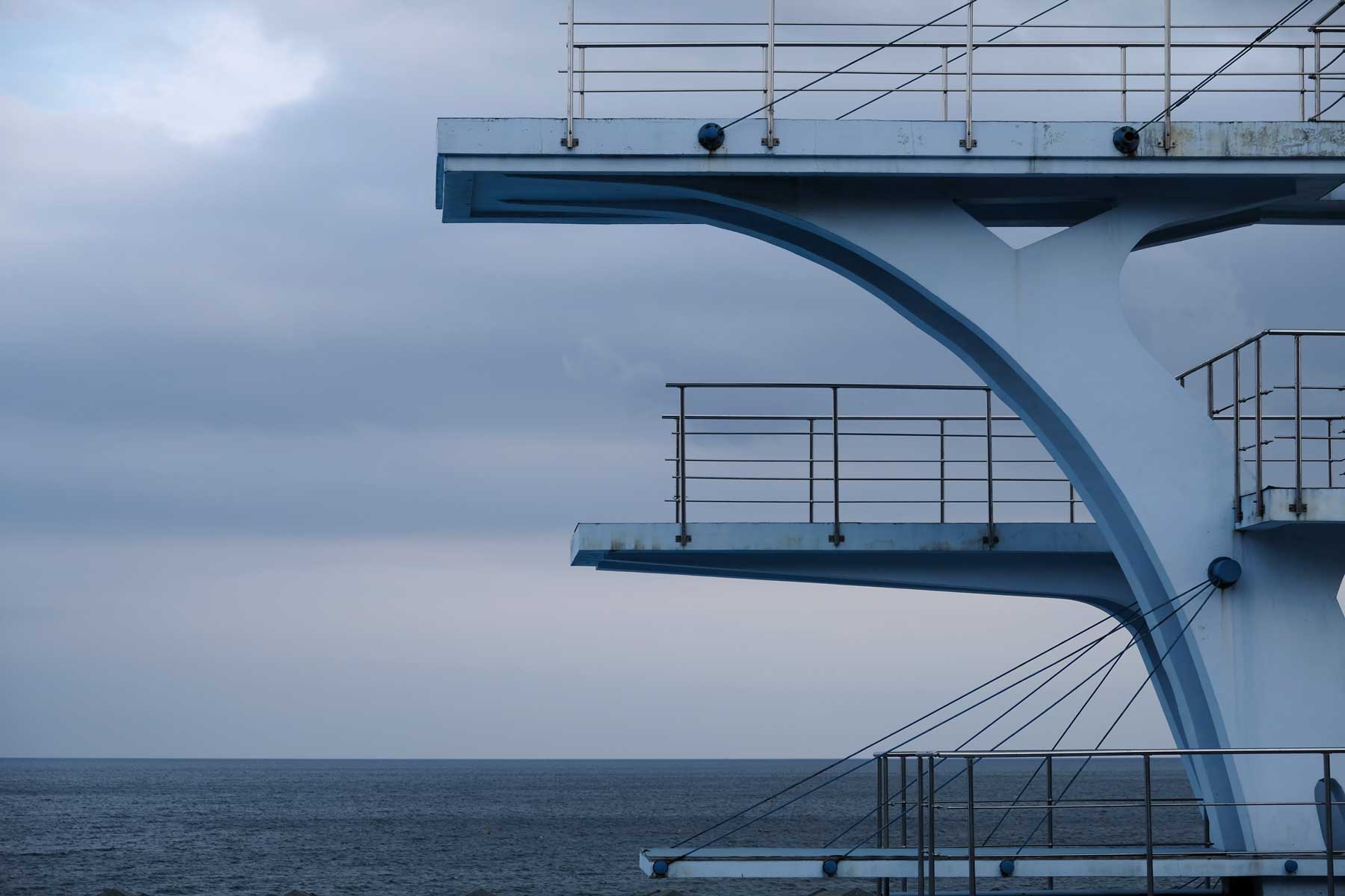 Sprungtürme eines Freibads mit Blick aufs Meer