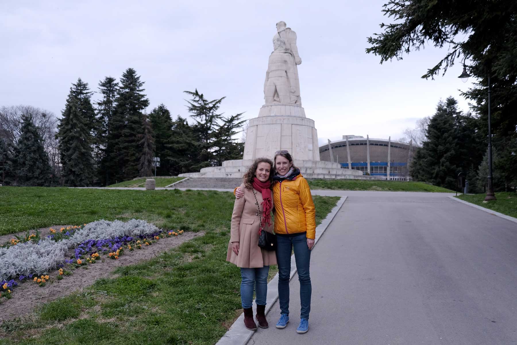 Leo und Yordanka stehen in einem Park