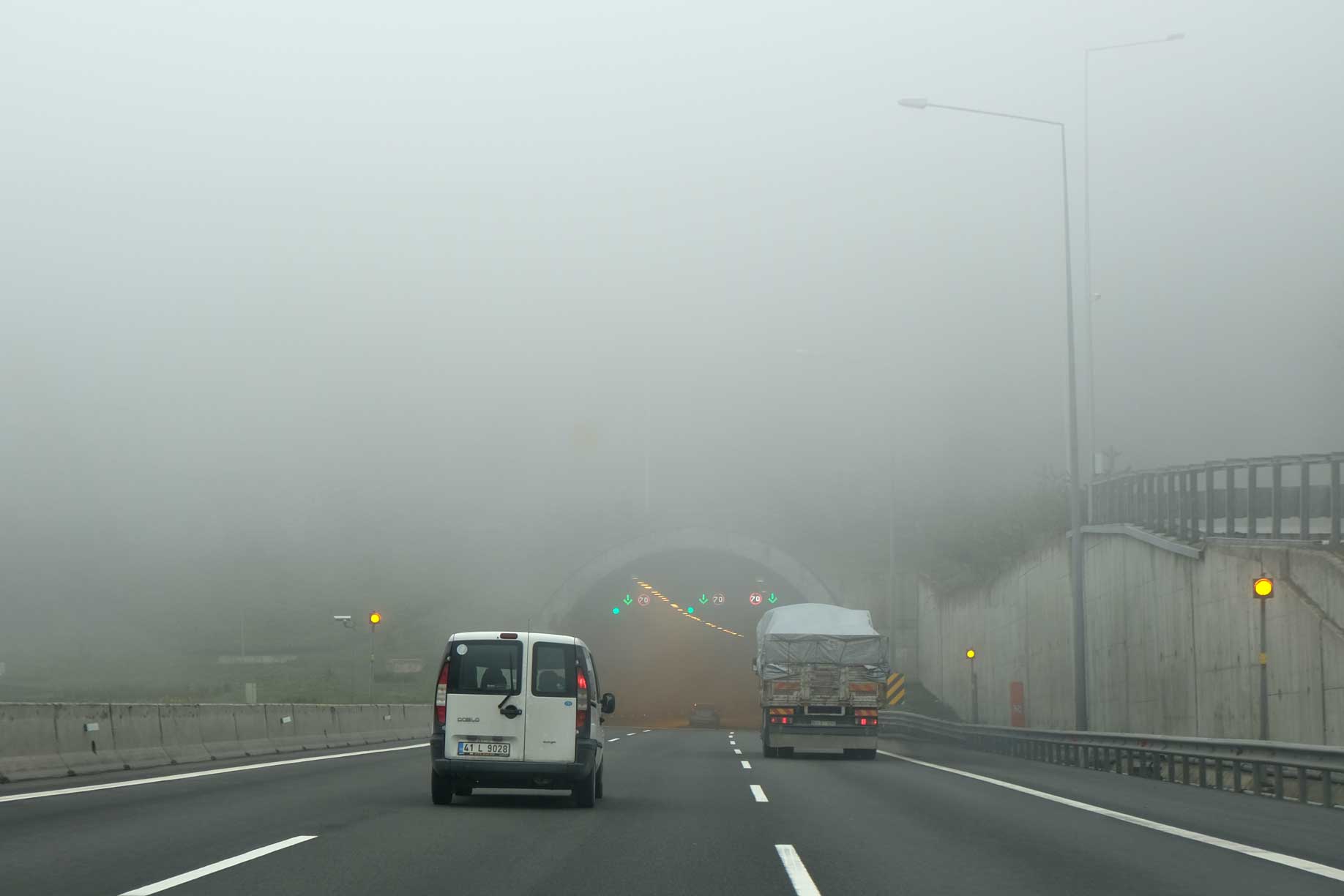 Autobahn im Nebel